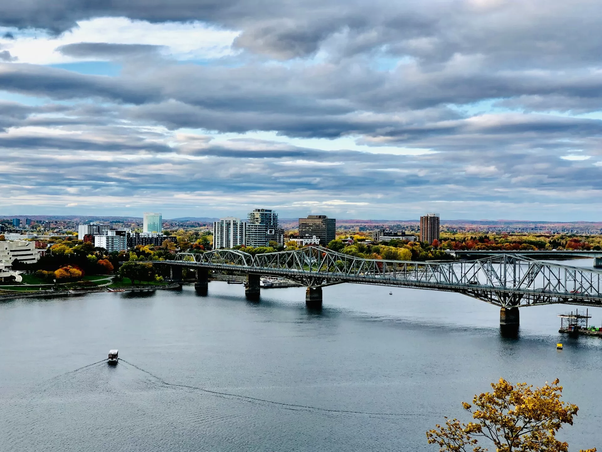 De Alexandra Bridge over de Ottawa River met de skyline van Ottawa op de achtergrond