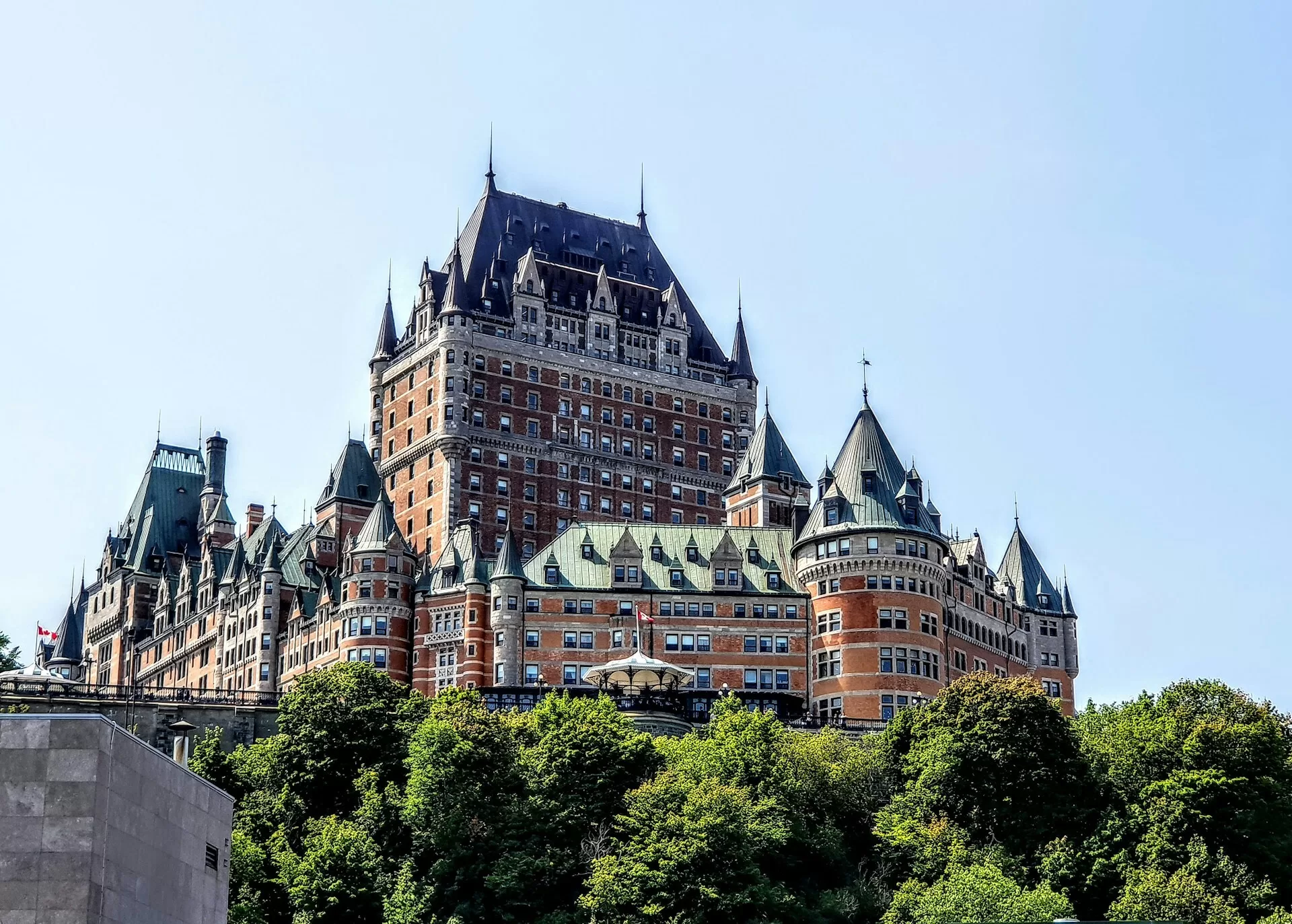 Chateau Frontenac in Quebec City van voren gezien, met hoog dak en de ronde torens duidelijk zichtbaar.