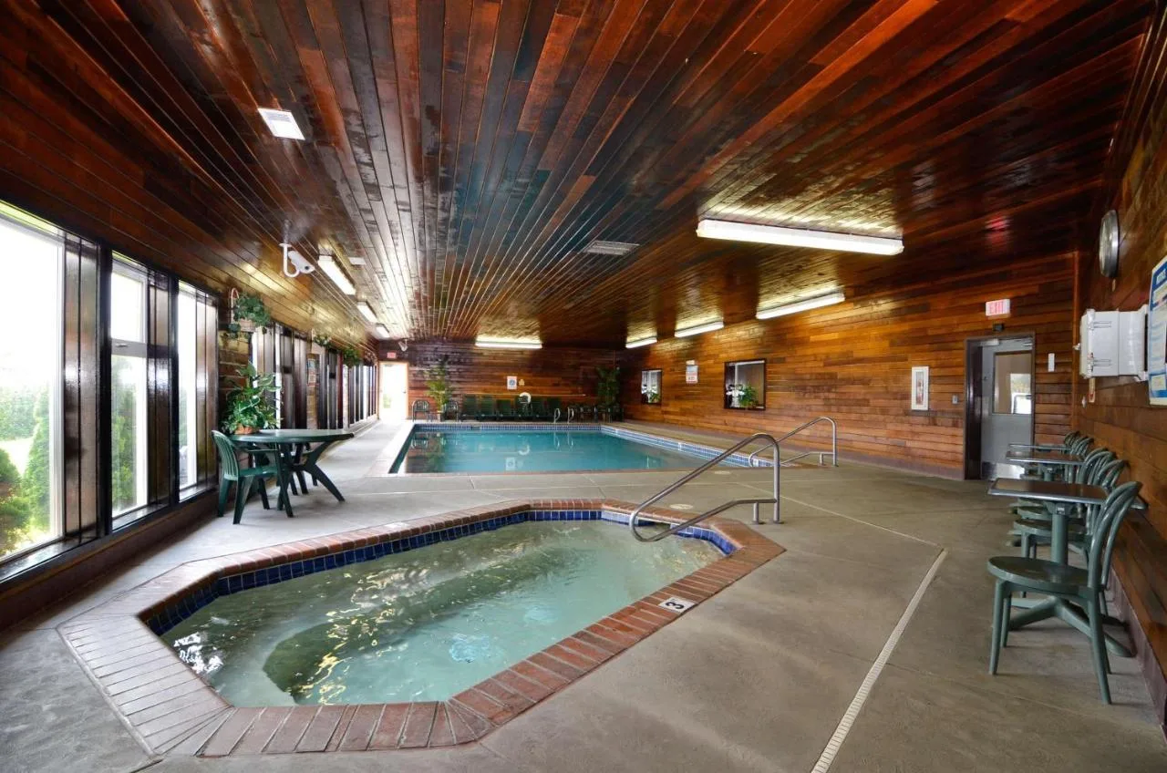 Binnenzwembad en jacuzzi van het Best Western Plus Landmark Inn Lincoln City