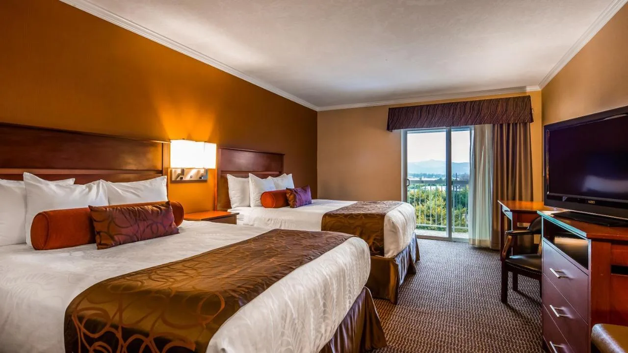 Standaardkamer met 2 bedden en een balkon in het Best Western Plus Landmark Inn Lincoln City