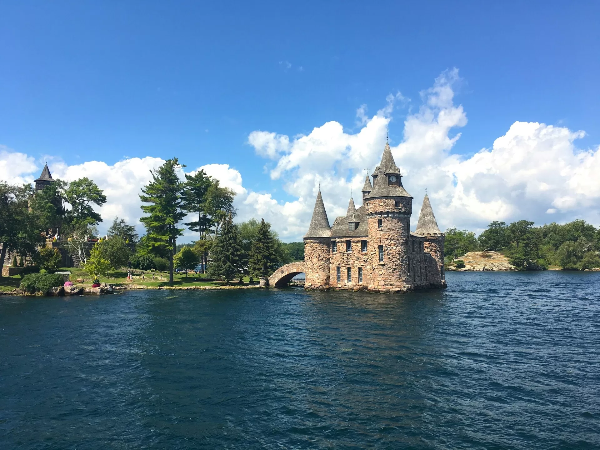 Boldt Castle omringd door water en bomen, gelegen in de Thousand Islands, New York