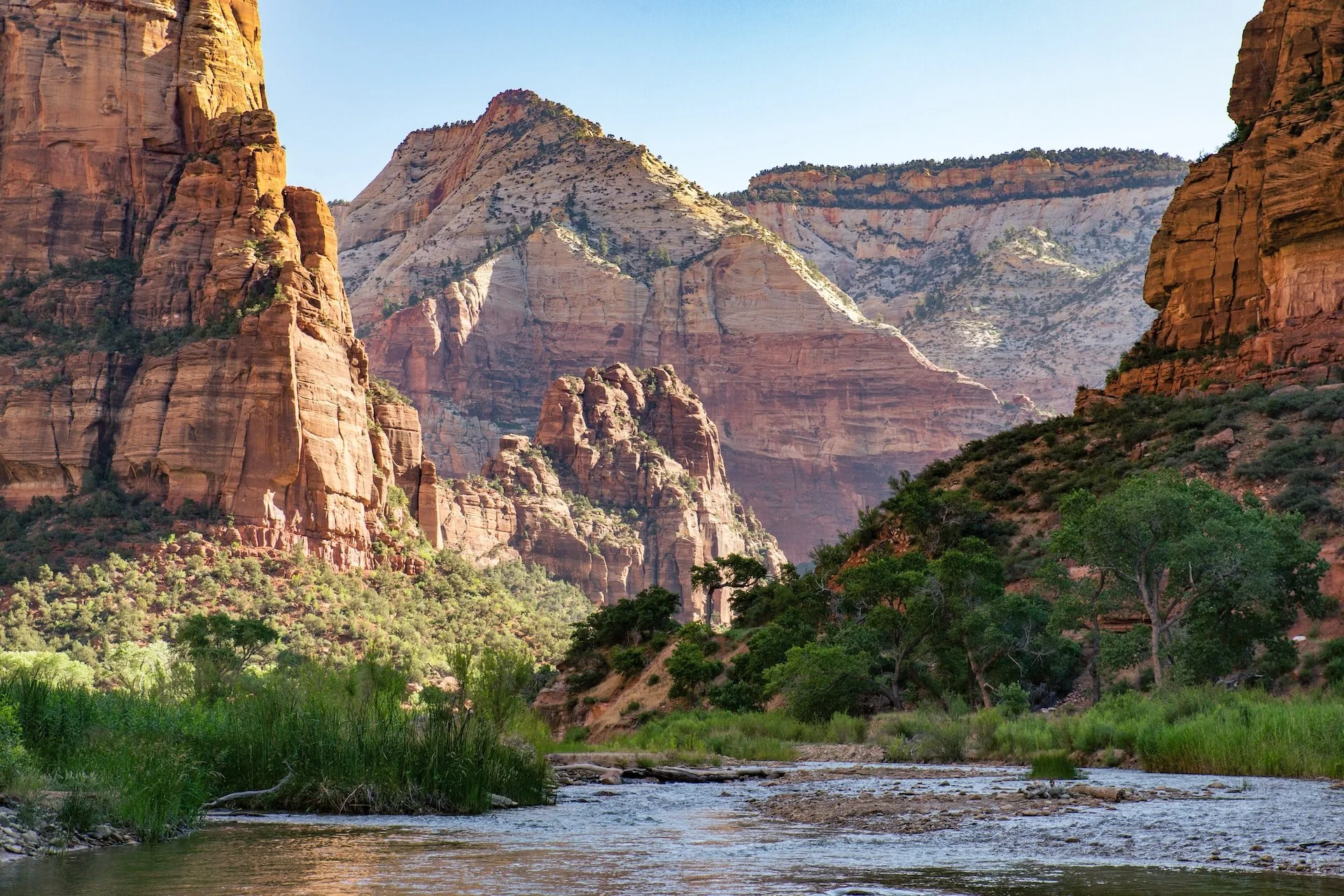 De Virgin River stromend door Zion National park Utah