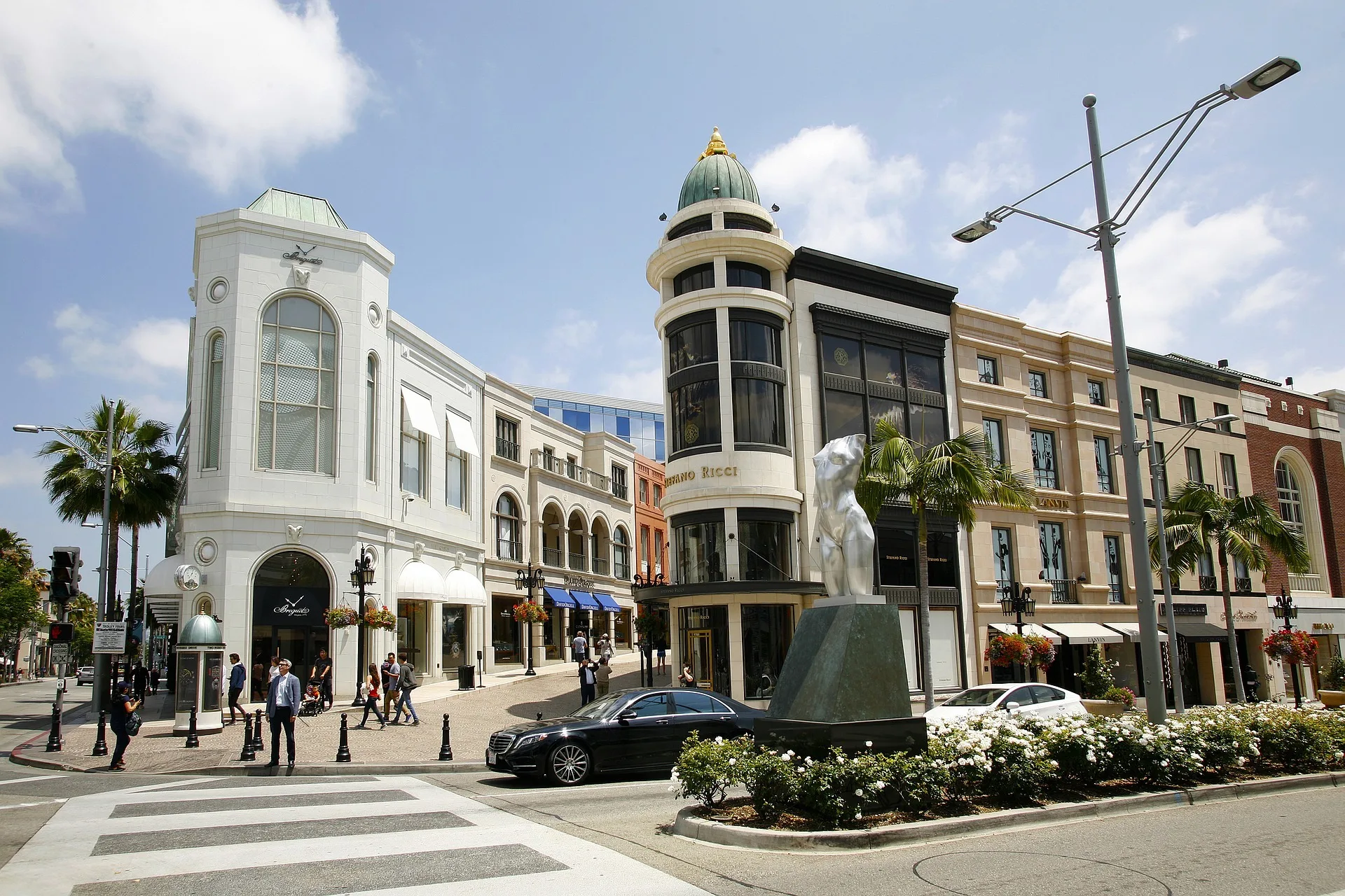Winkelende mensen in winkelstraat Rodeo Drive in Beverly Hills Los Angeles