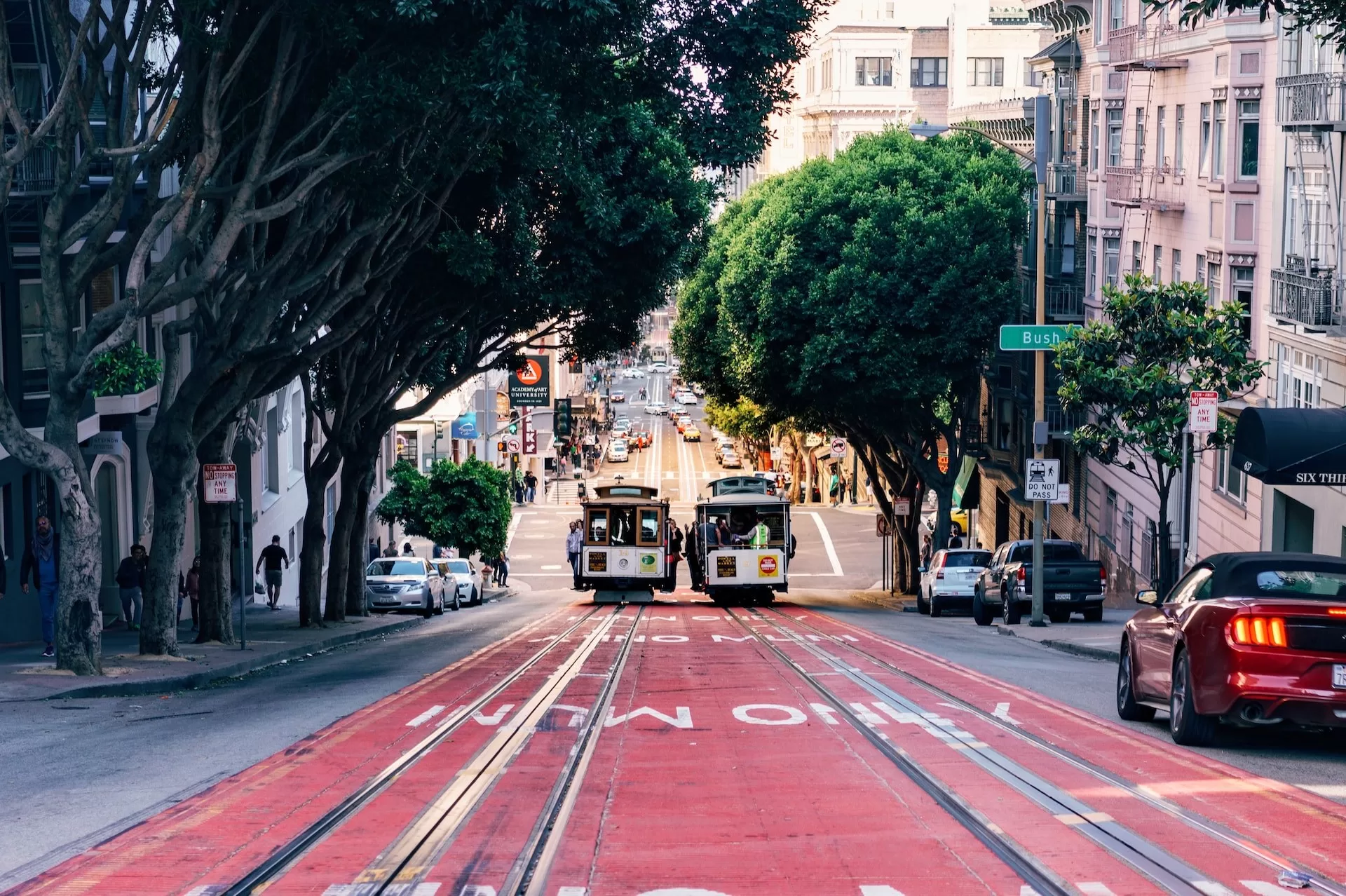 Twee cable cars die door de straten van San Francisco rijden
