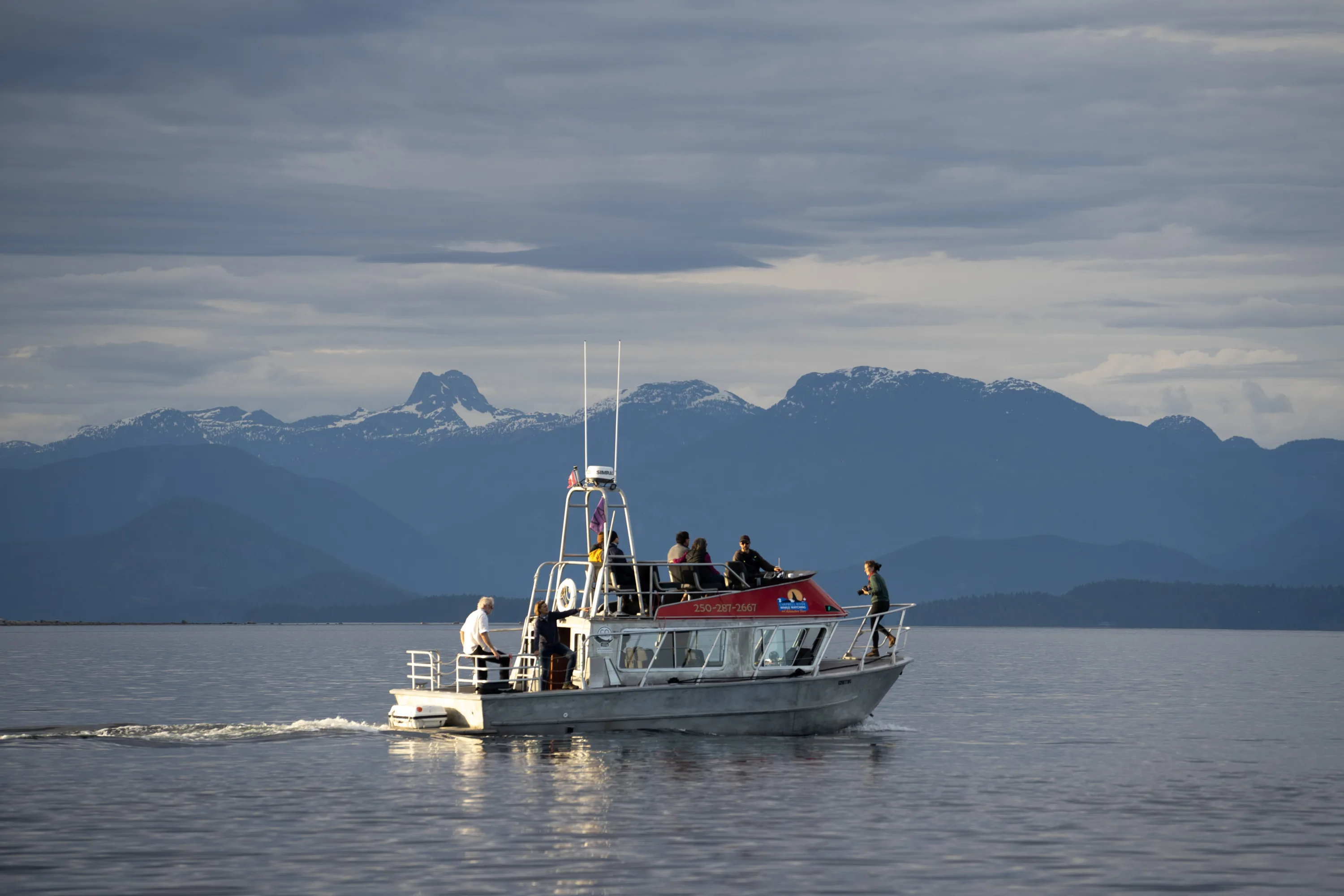Expeditieboot met mensen varend over het water naar Toba Inlet