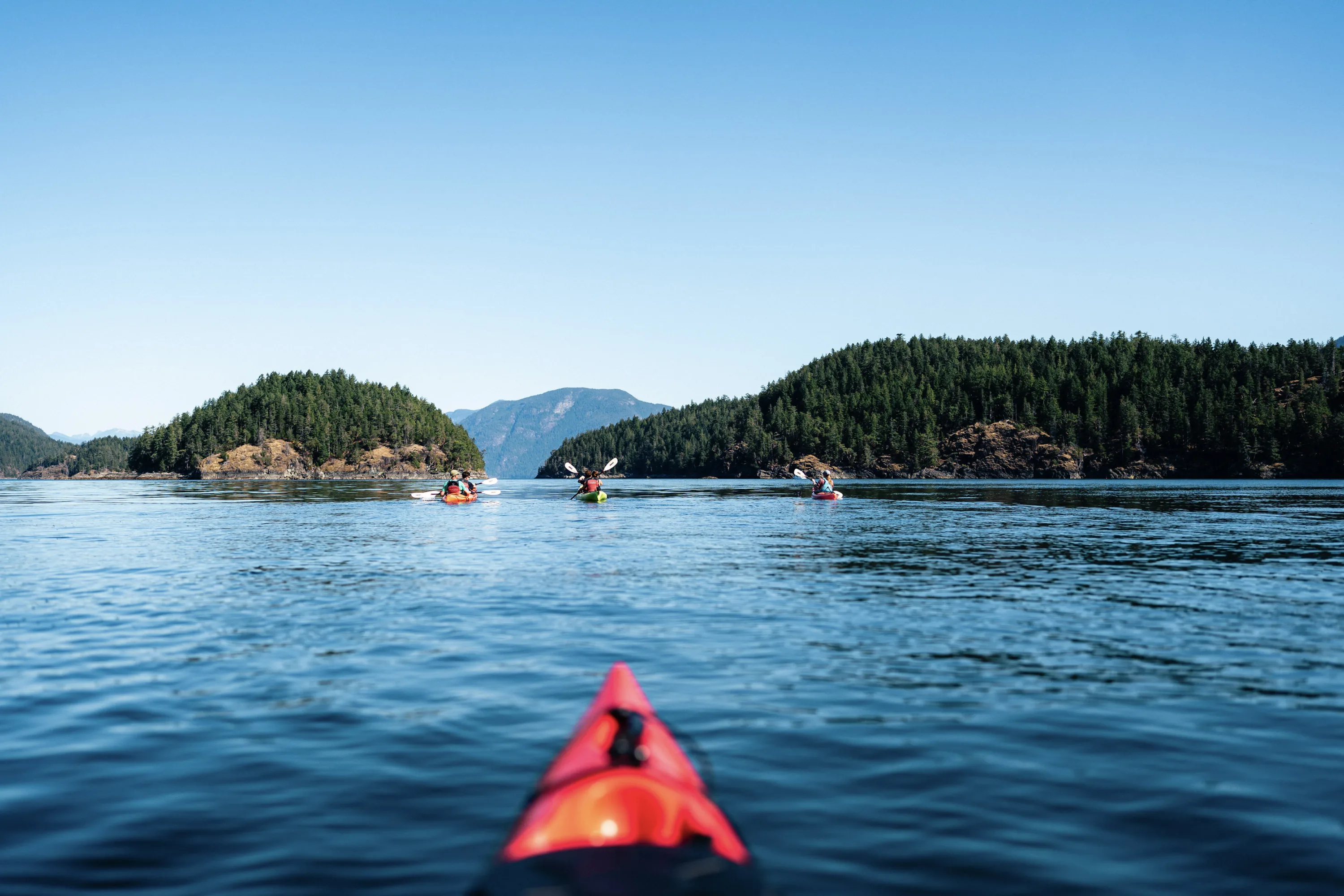 Rode punt van een kajak op het meer van Penn Islands West Canada
