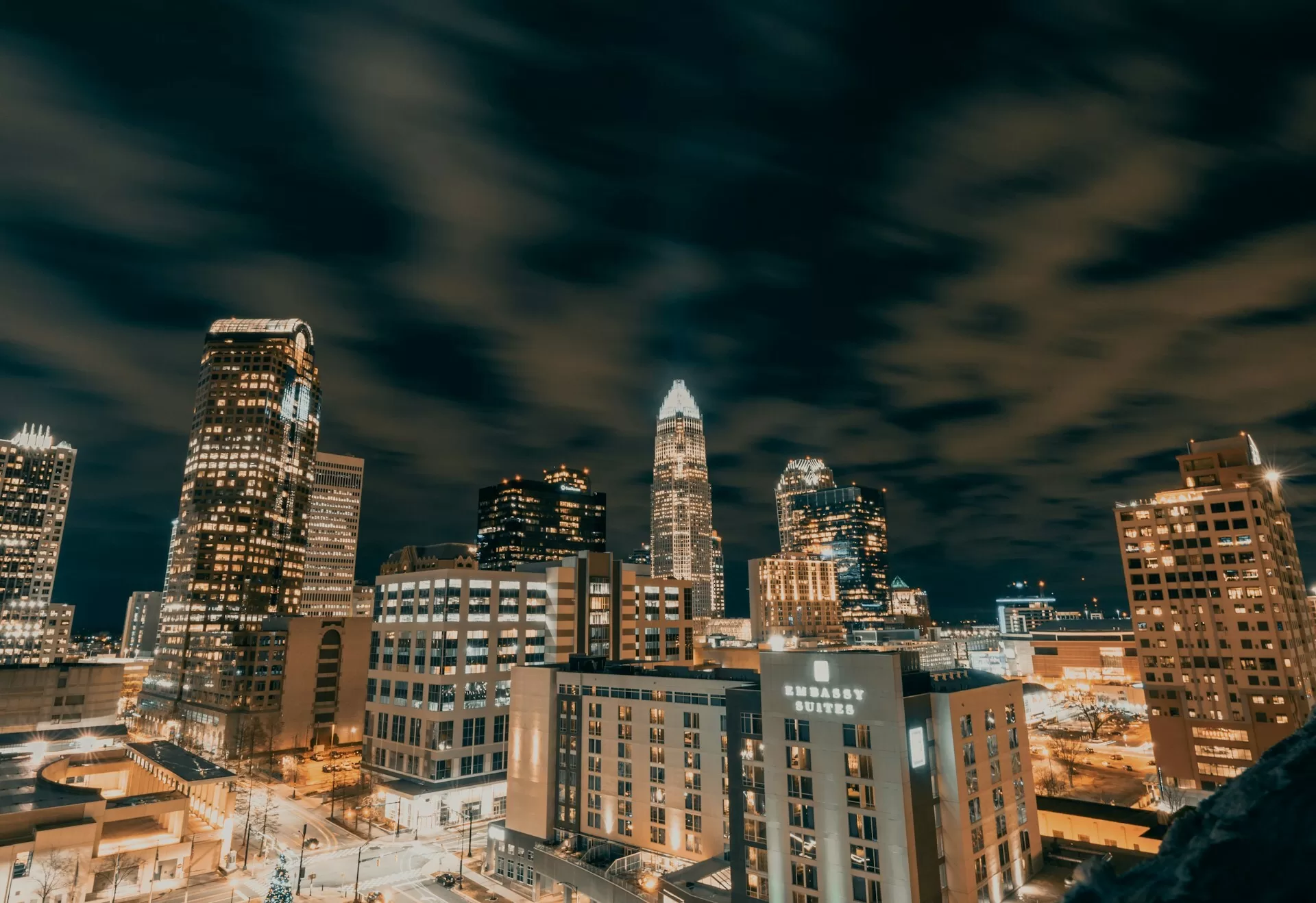 Lichtgevende wolkenkrabbers in Charlotte in de nacht