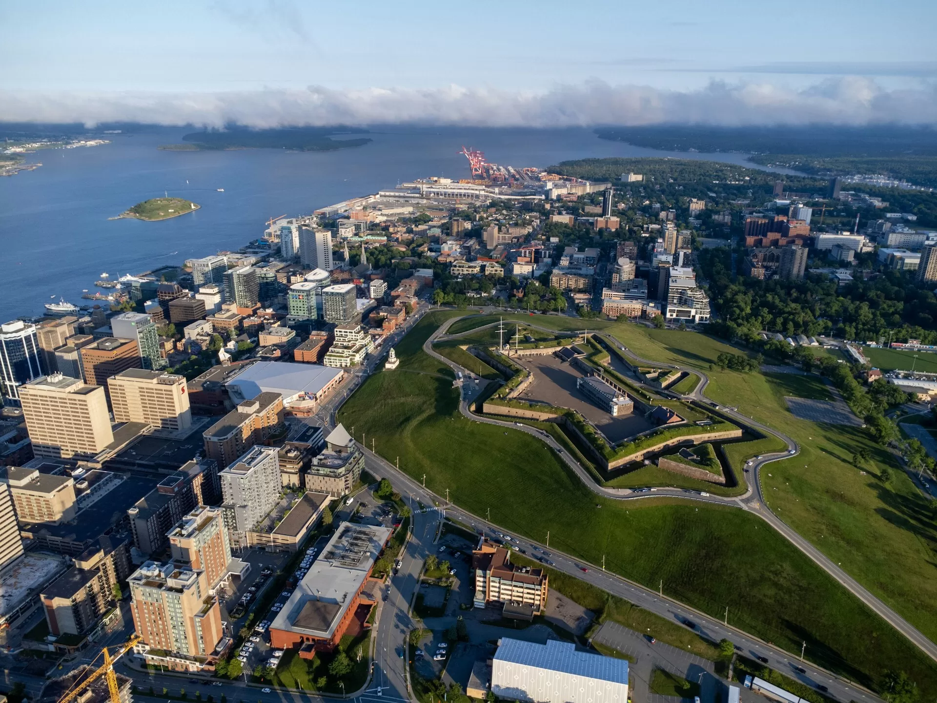 Uitzicht over de stad Halifax aan het water