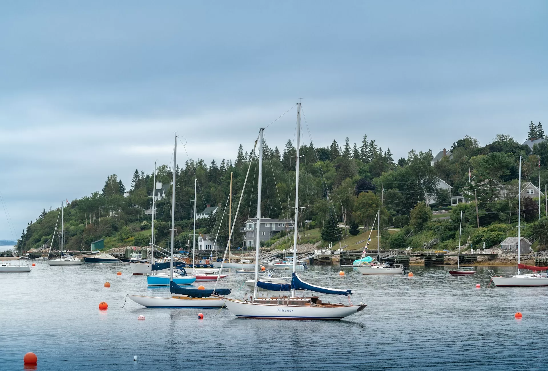 Zeilboten in de haven van Chester in Nova Scotia