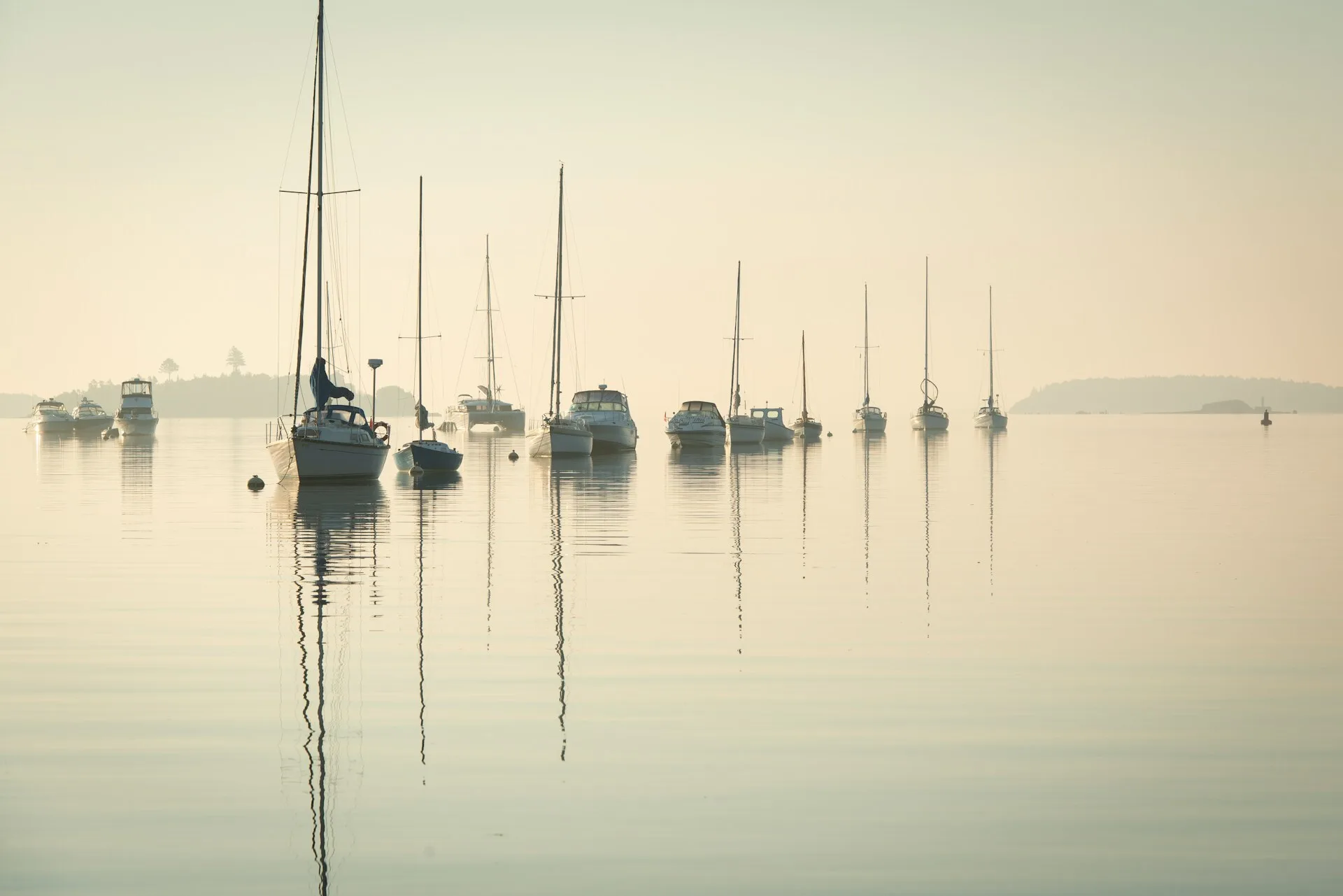 Zeilboten in de haven van Mahone Bay, Canada