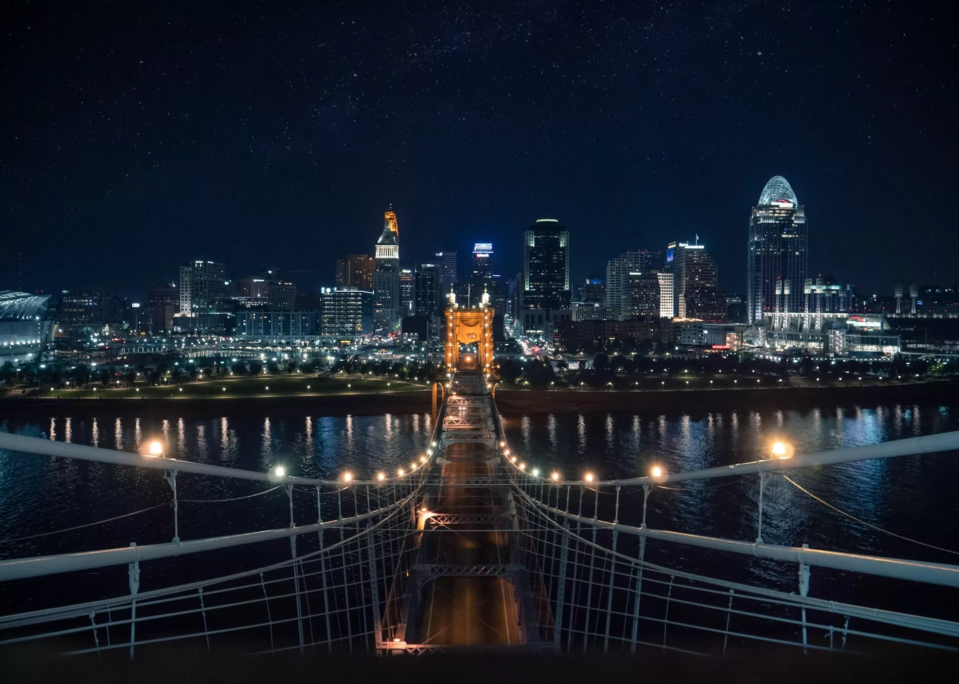 Uitzicht over de skyline van Cincinnati vanaf een brug