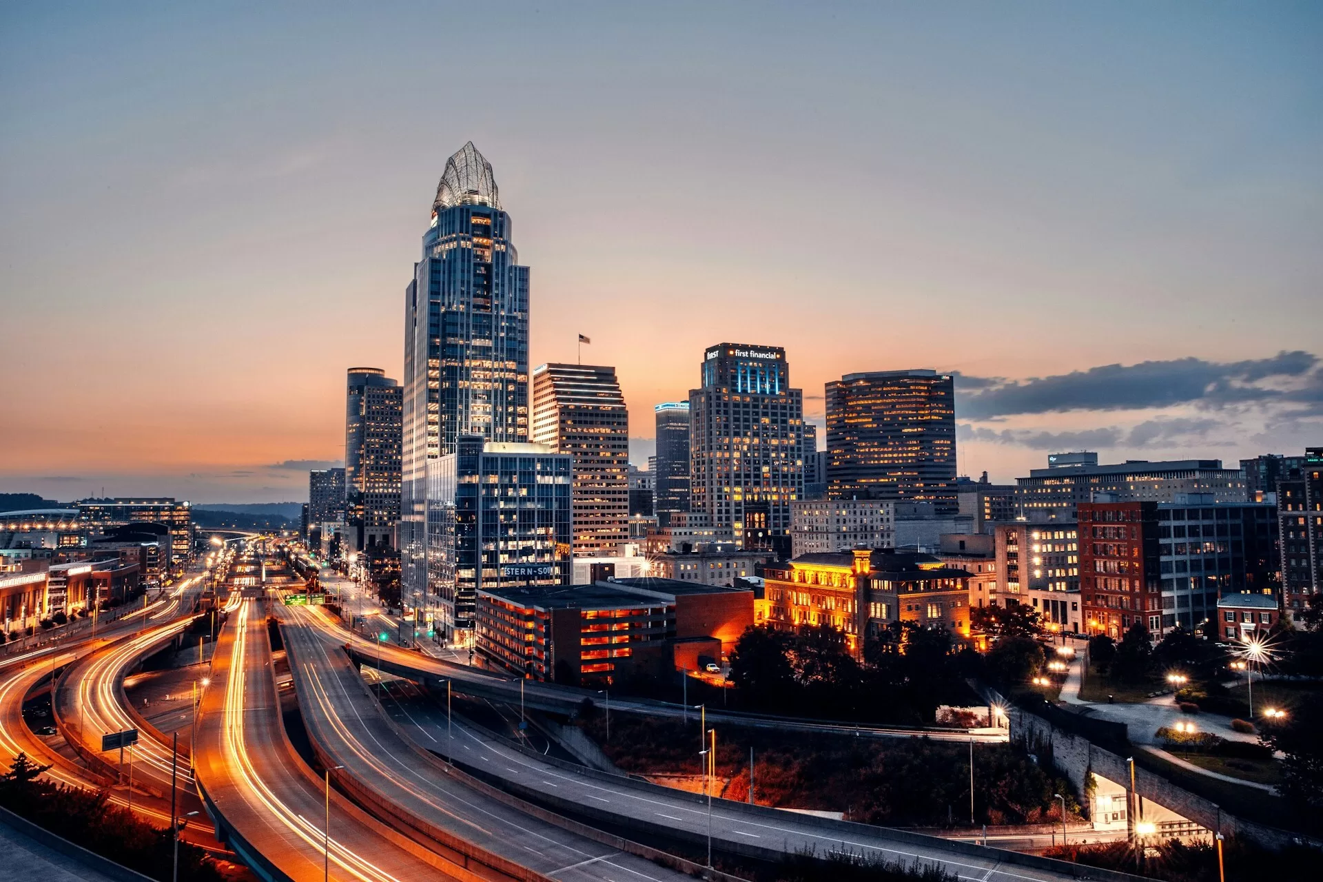 Verlichte hoge gebouwen in Cincinnati tijdens zonsondergang