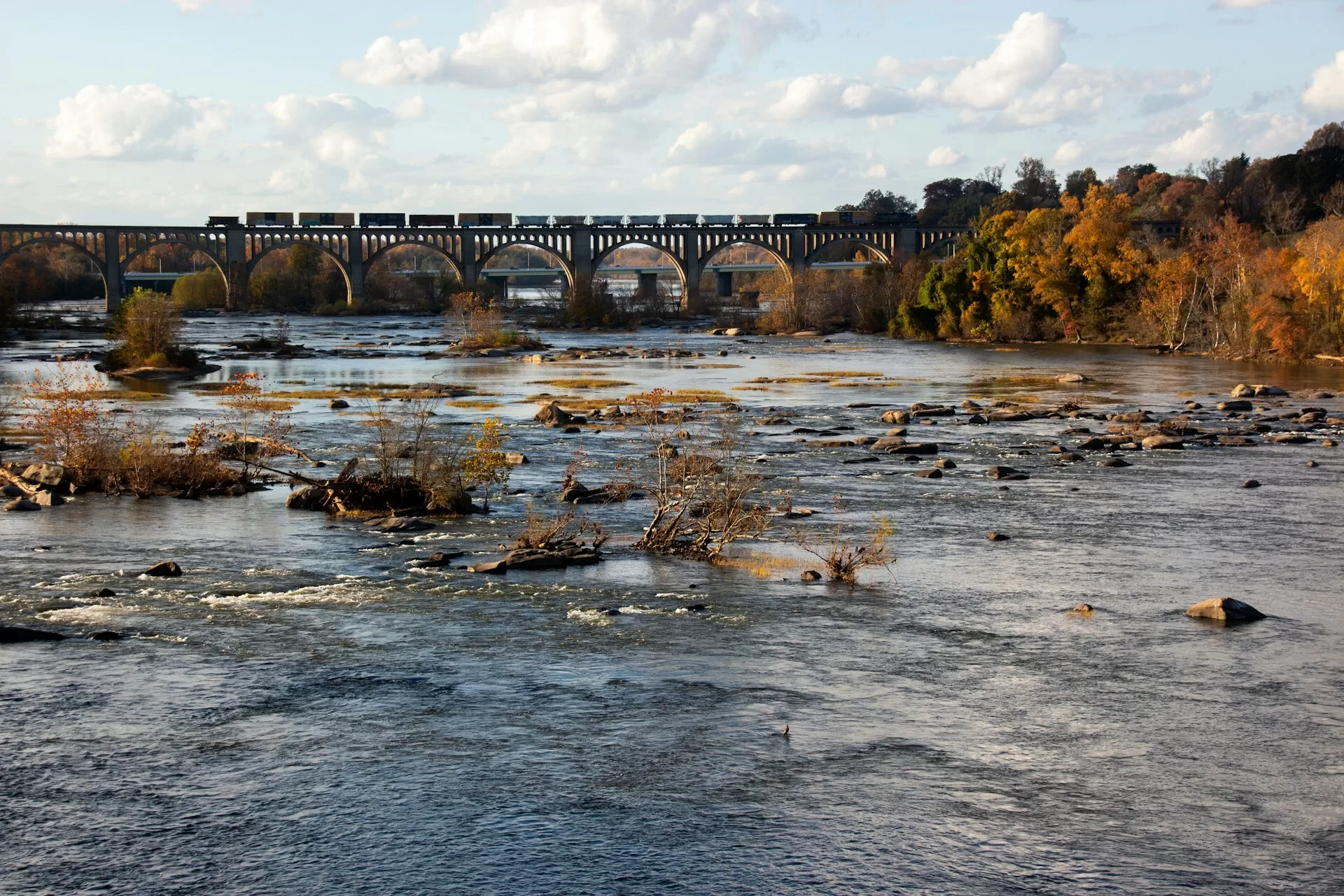 Rivier in Richmond, Virginia met een goederentrein op de achtergrond