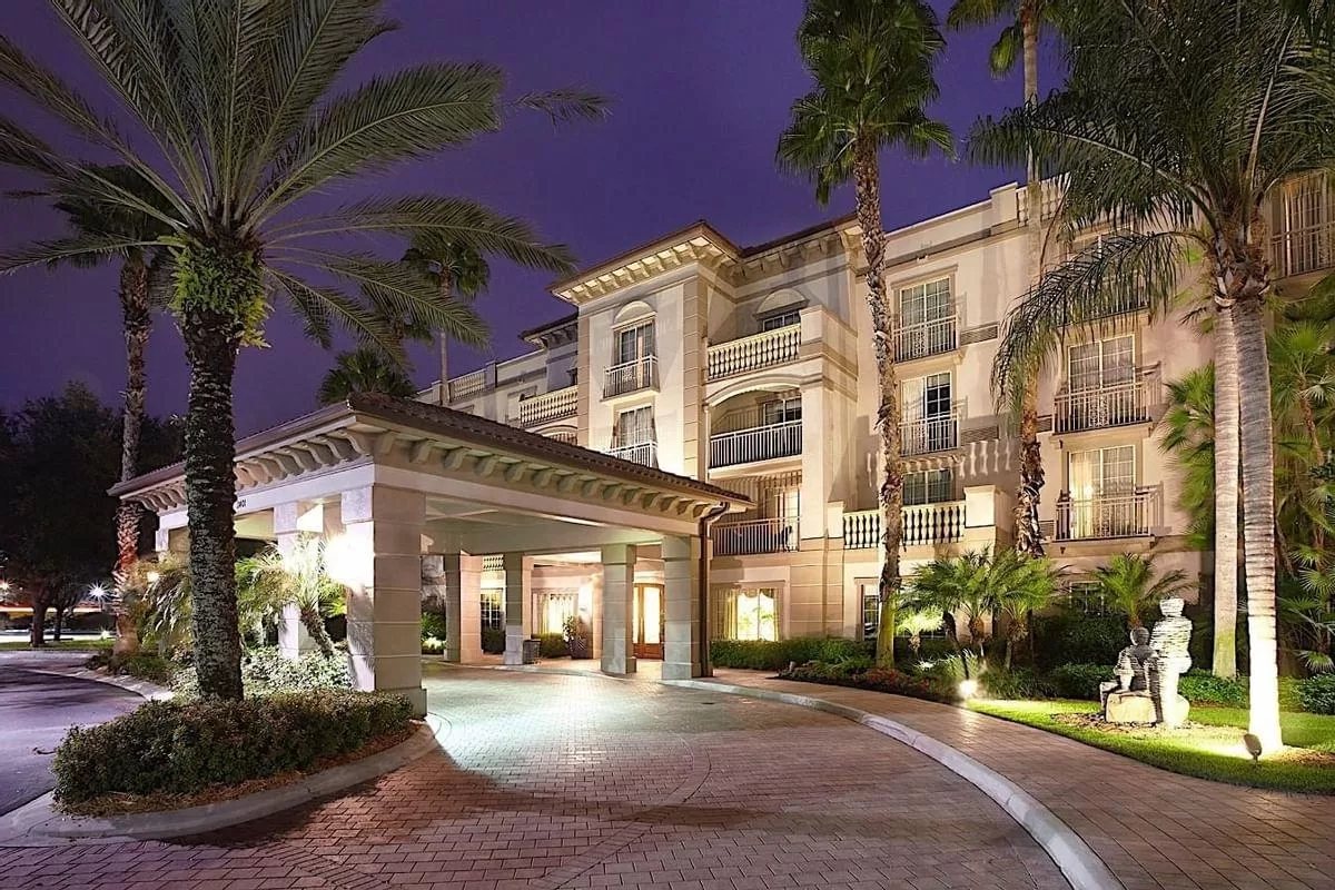 Exterior van het Trianon Bonita Bay in de avond