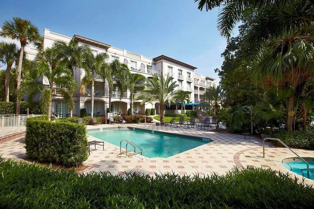 Het zwembad en de jacuzzi van het Trianon Bonita Bay