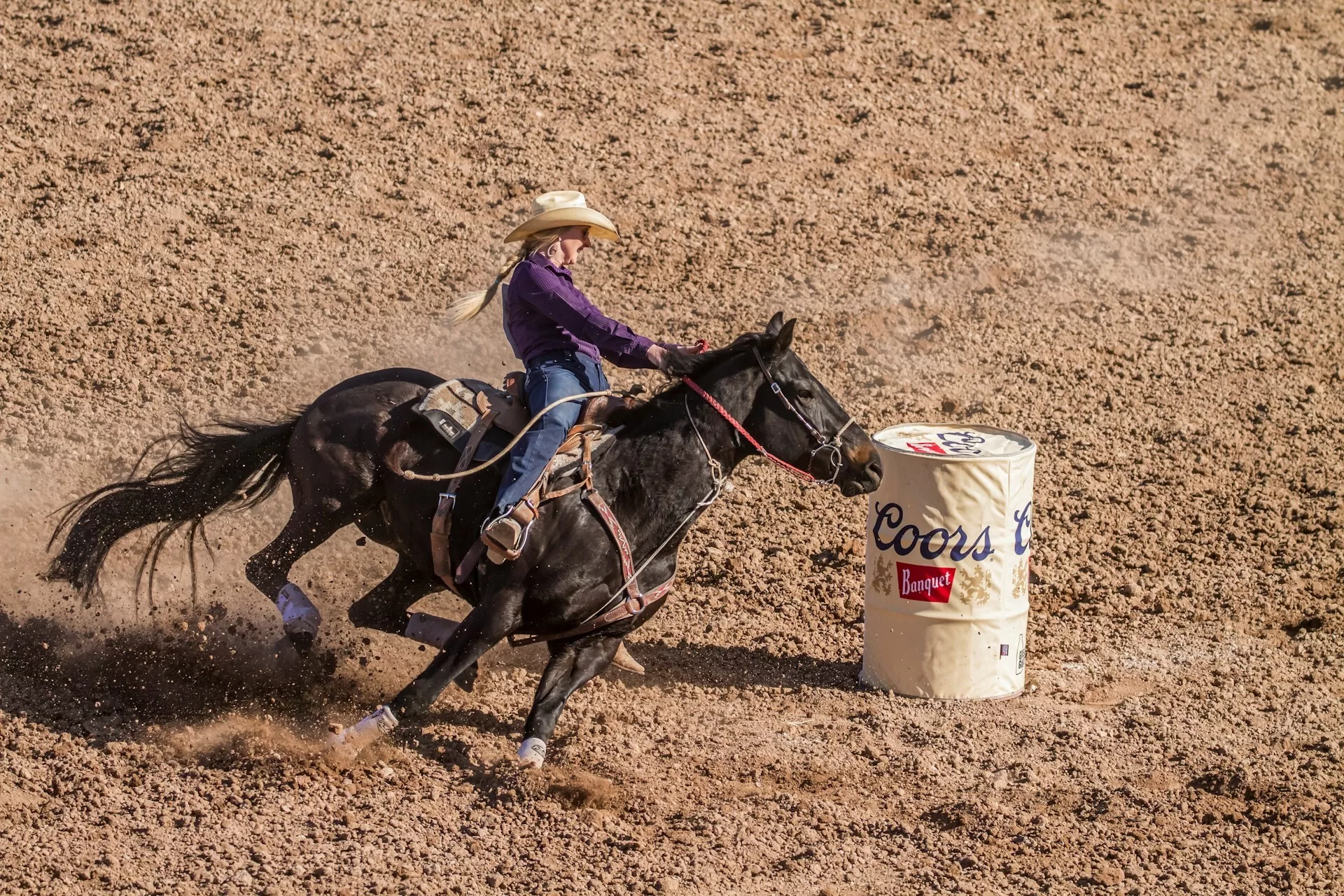 Een cowgirl op een paard tijdens de rodeo van Sheridan