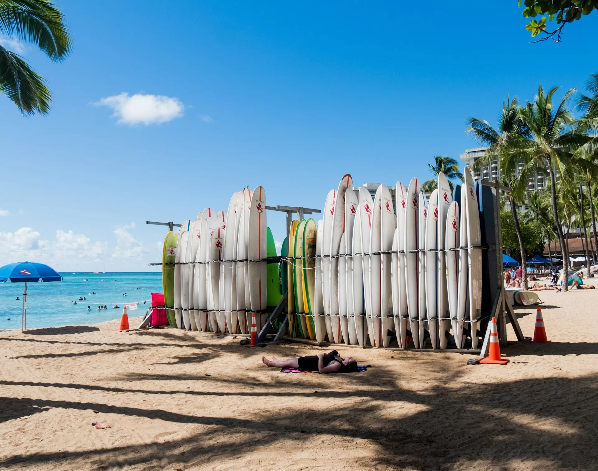 Surfplanken op het strand van Waikiki, Oahu