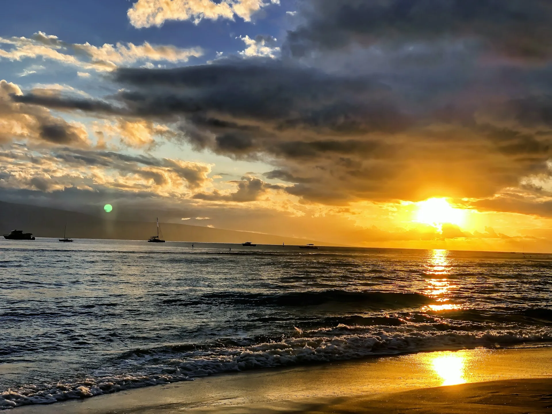 Uitzicht over de oceaan in Lahaina, Maui tijdens een zonsondergang