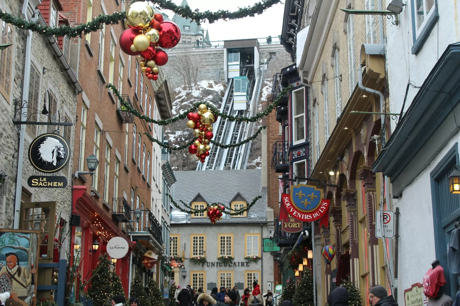Een versierde straat in het centrum van Quebec City in de kerstperiode