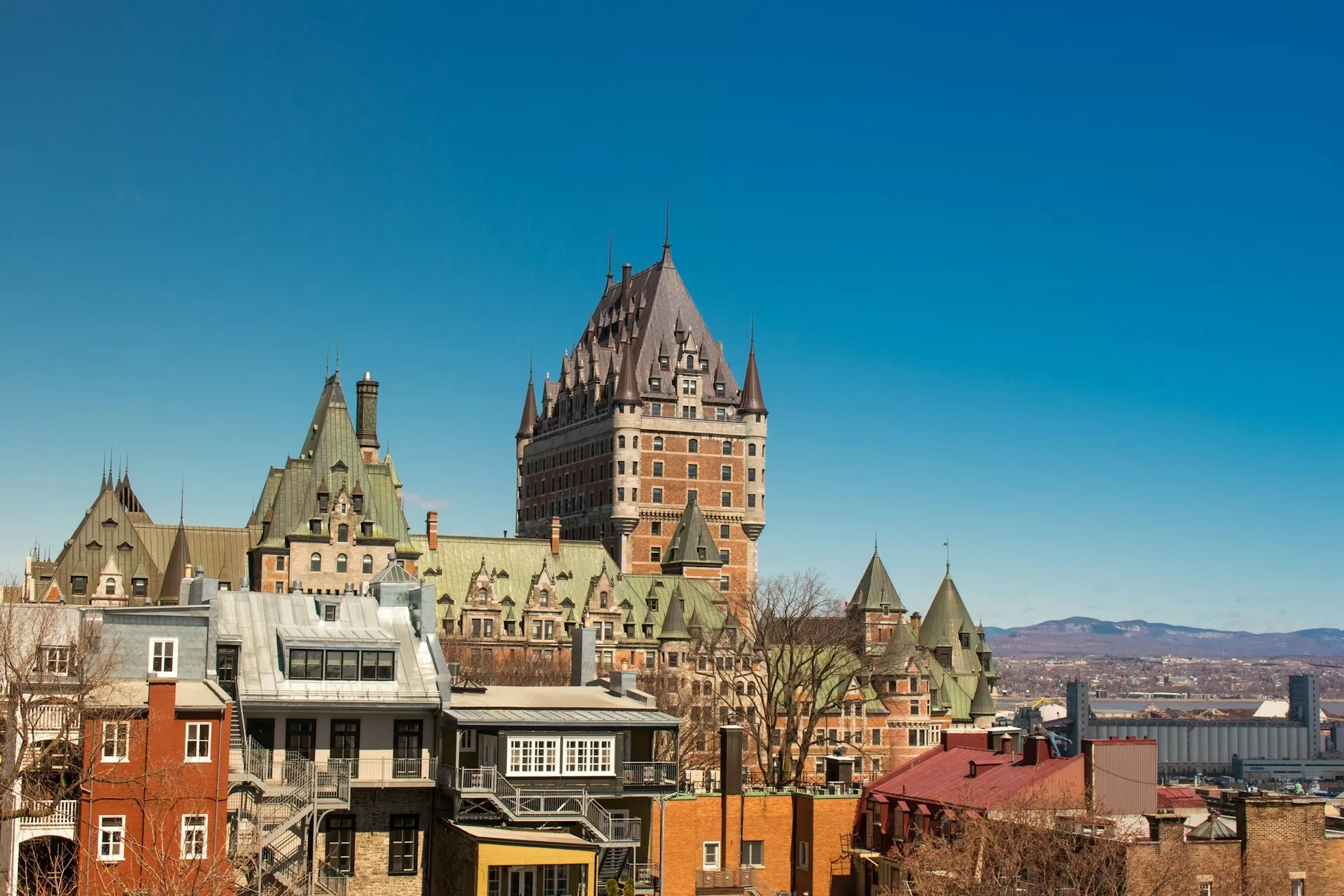 Chateau Frontenac in Ottawa City tegen een blauwe hemel