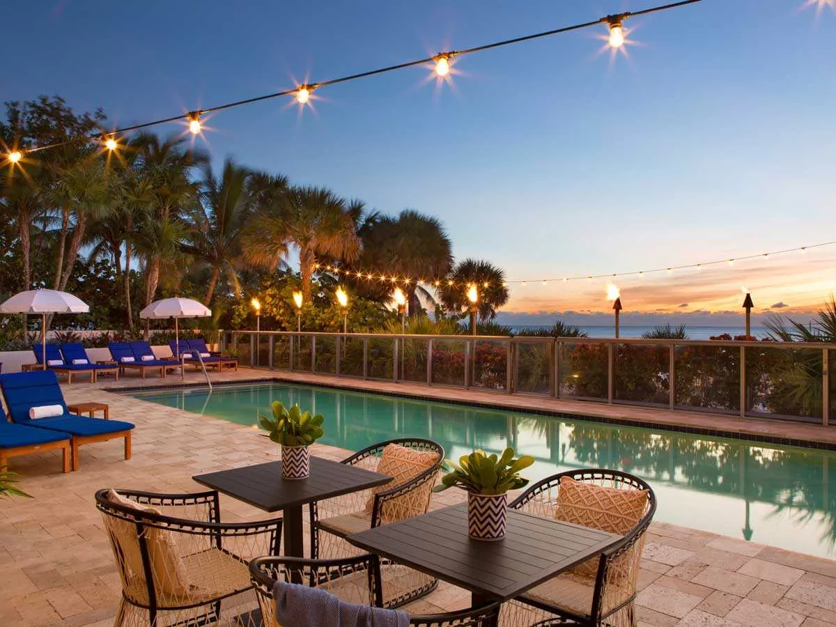 Ligbedjes langs het zwembad van het Sole hotel in Miami