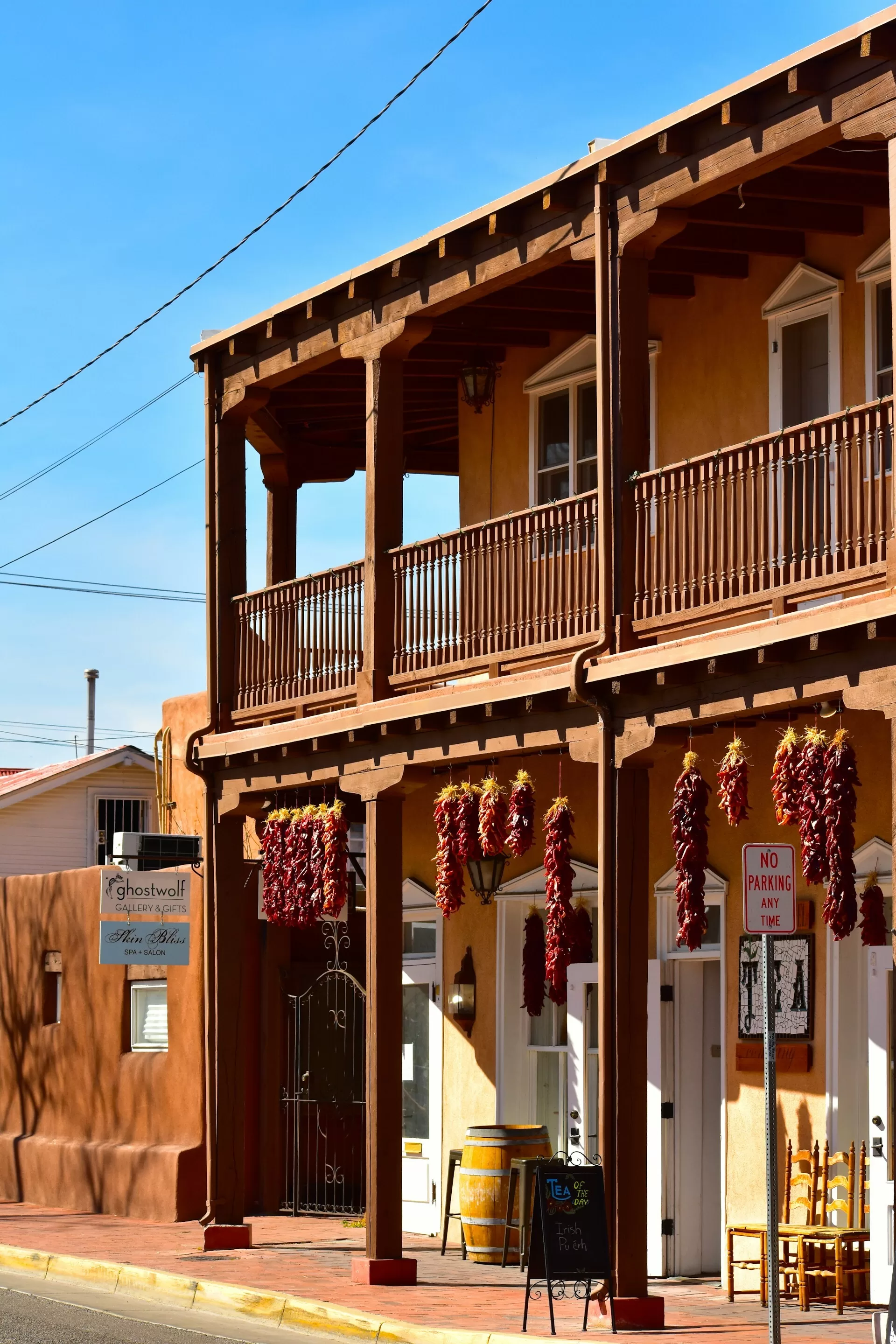 Rode pepers hangen te drogen aan een huis in Old Town, Albuquerque