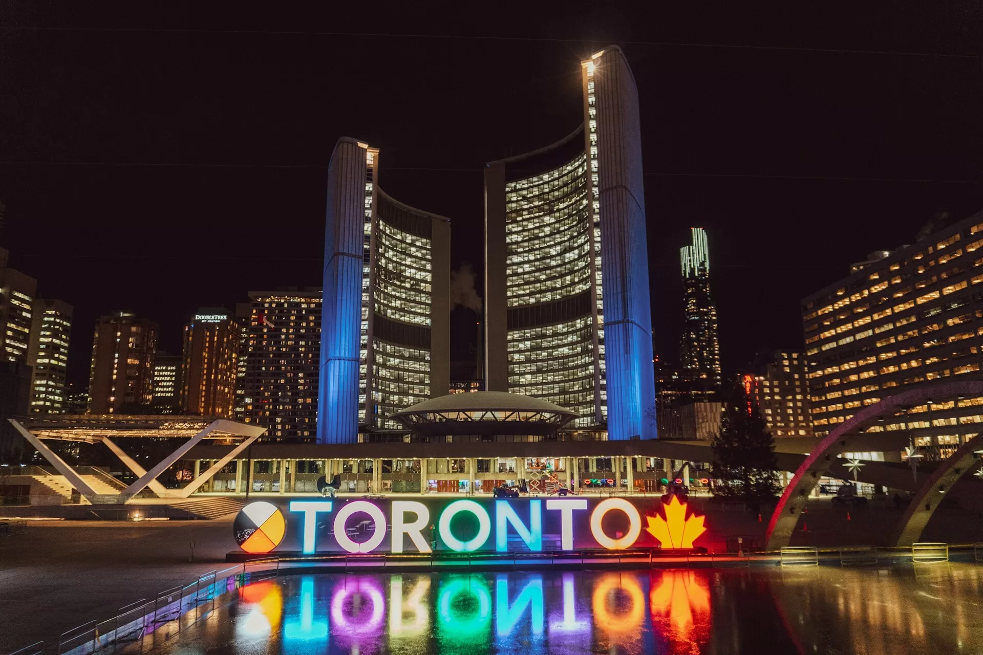 Lichtgevend Toronto sign reflecterend in het water