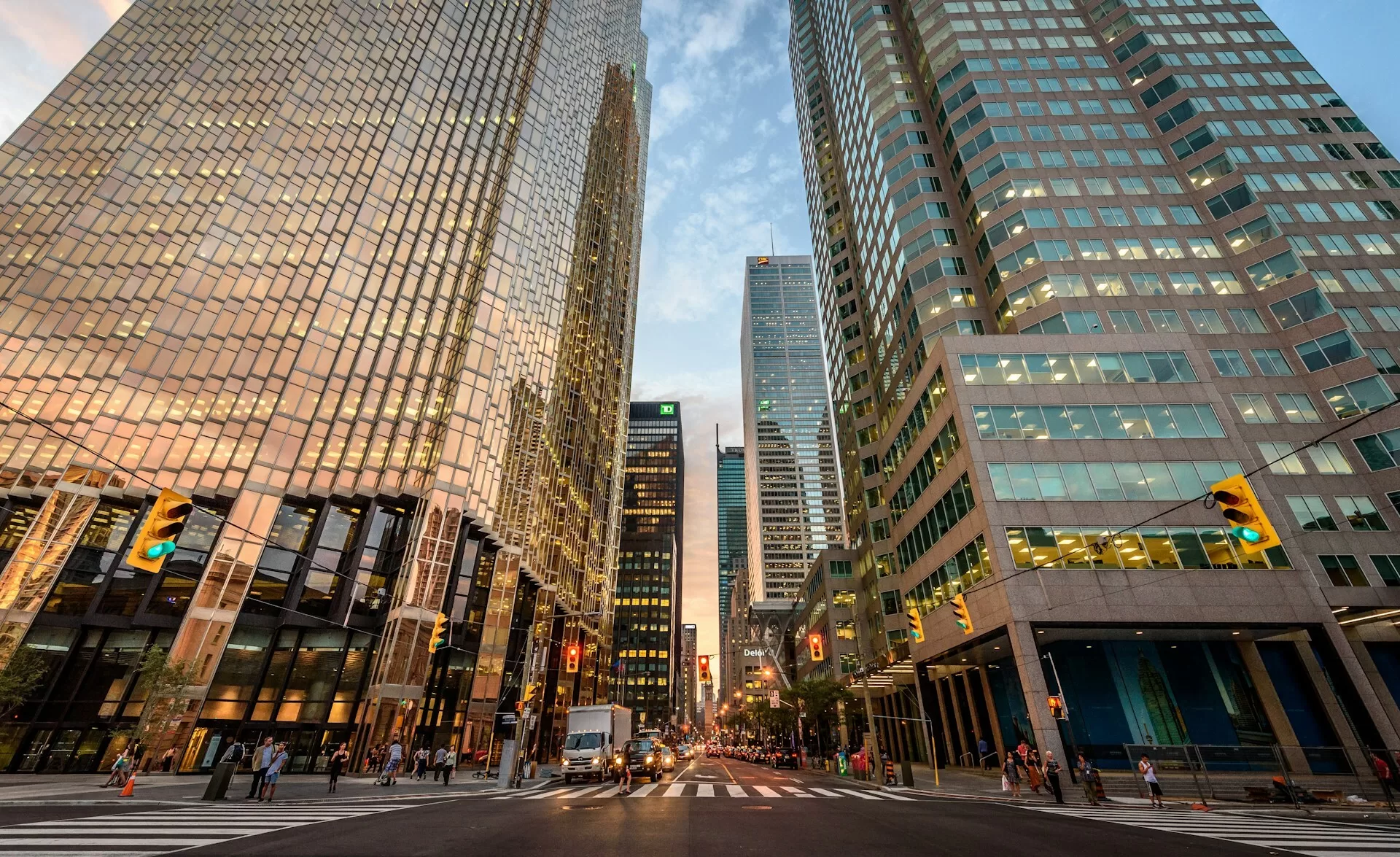 Blik door een straat met moderne wolkenkrabbers in downtown Toronto