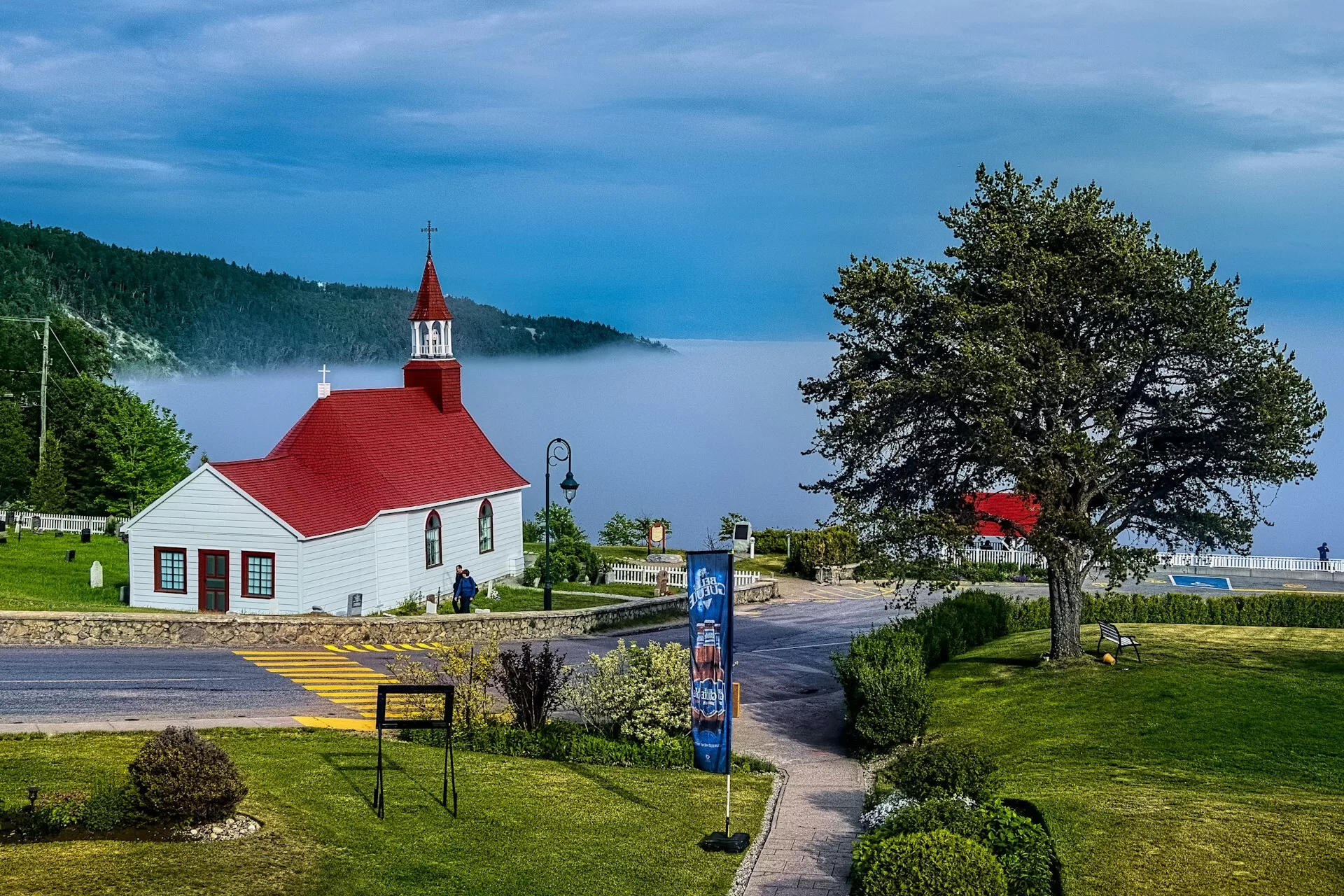 Een kerk aan het water van Tadoussac in Quebec