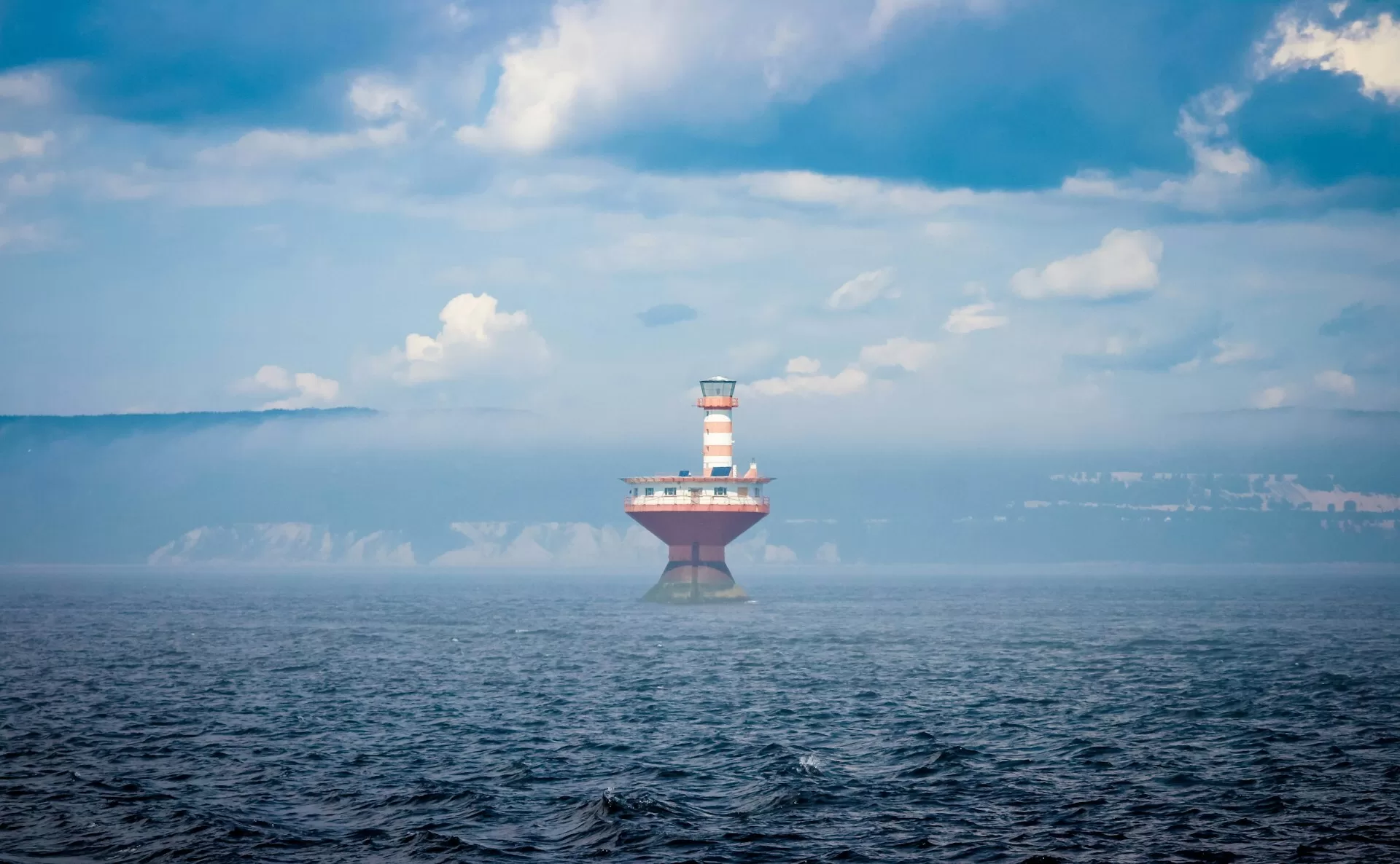 Een vuurtoren in het water langs de kust van Tadoussac in Quebec