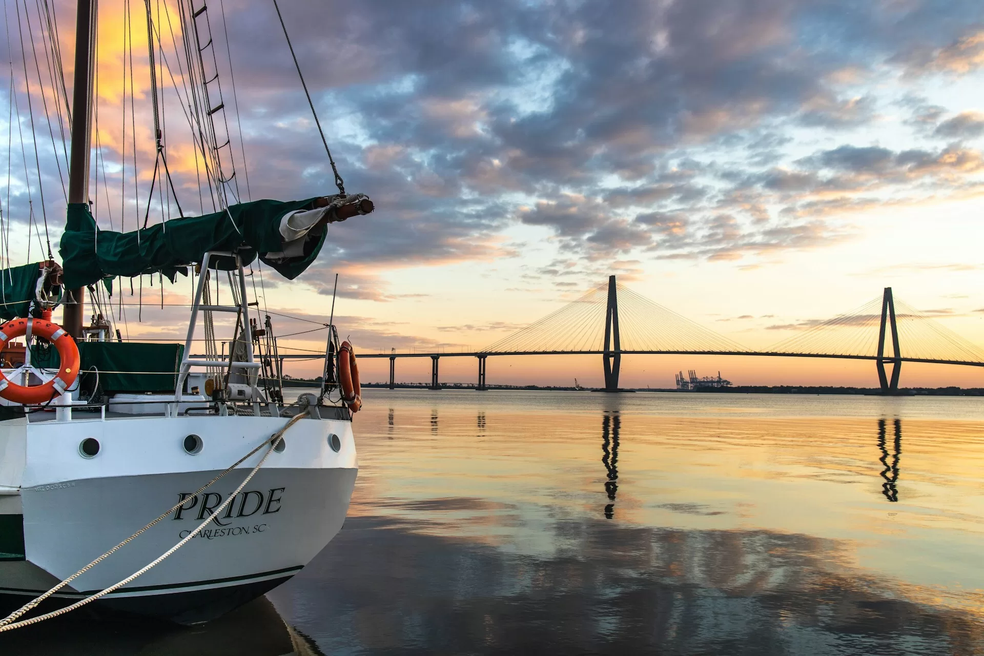 Een boot in de haven van Charleston tijdens zonsondergang
