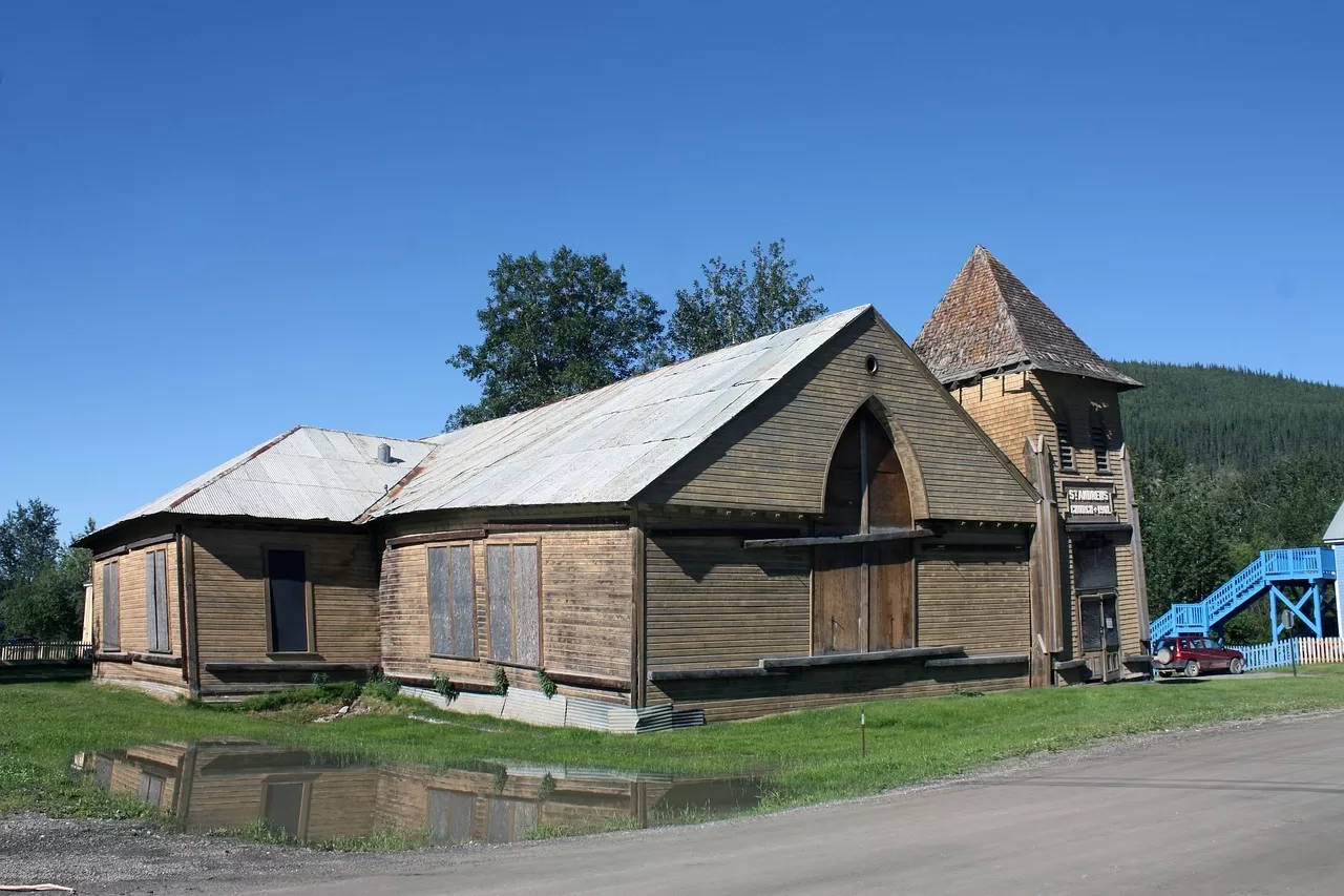 Een oude houten kerk in Dawson City, Yukon