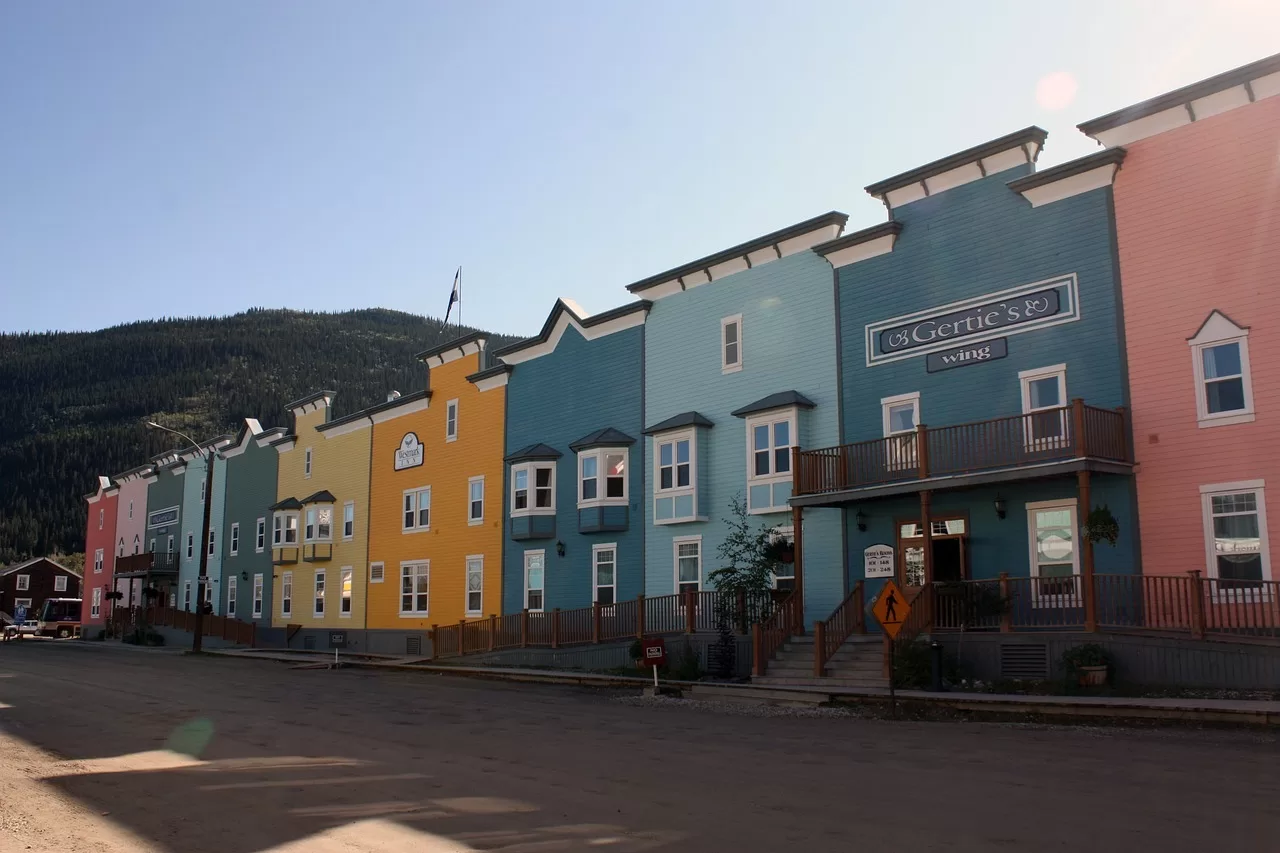 Gekleurde huizen op een rij in Dawson City, Yukon