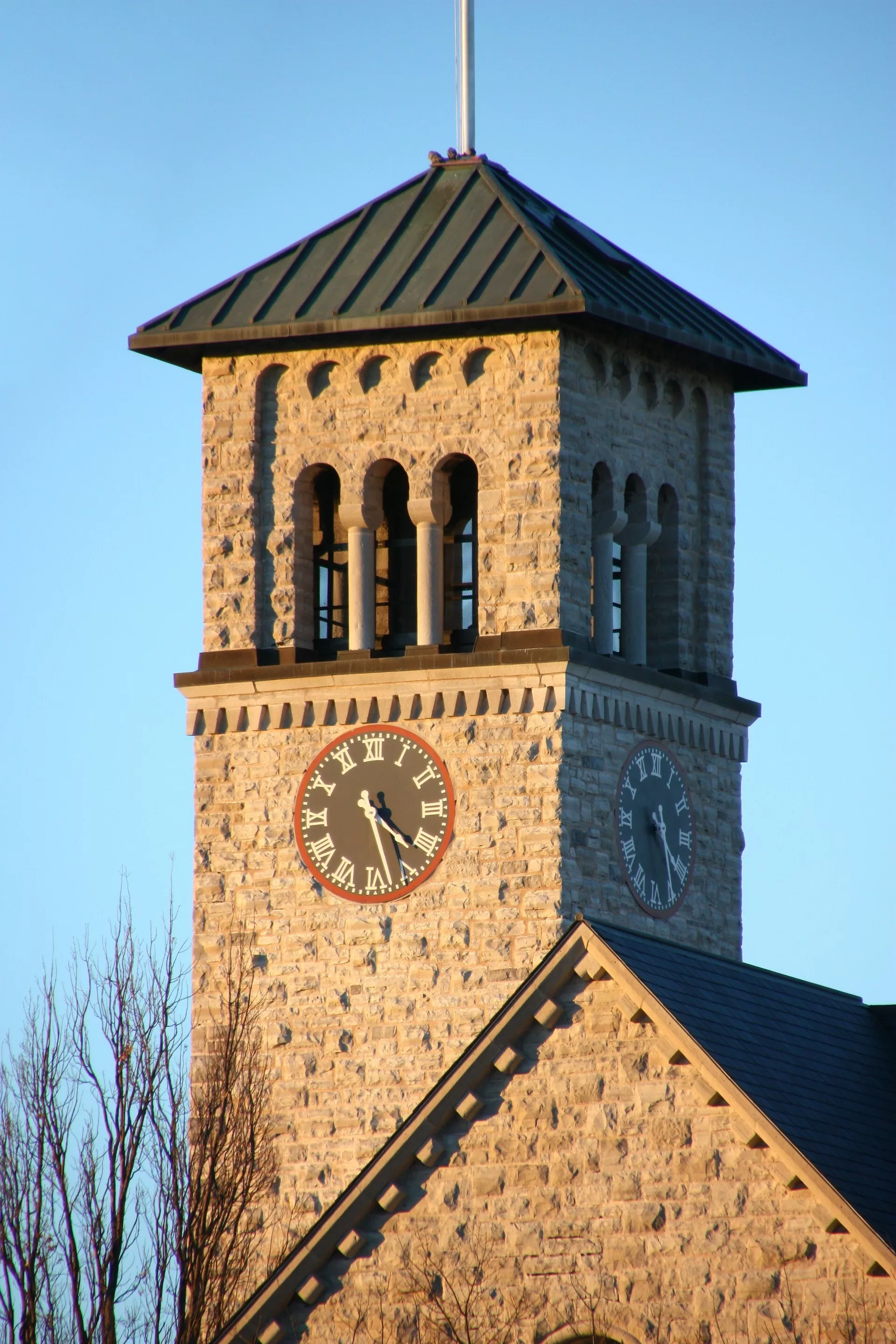 Een oude kerktoren in Kingston, Canada