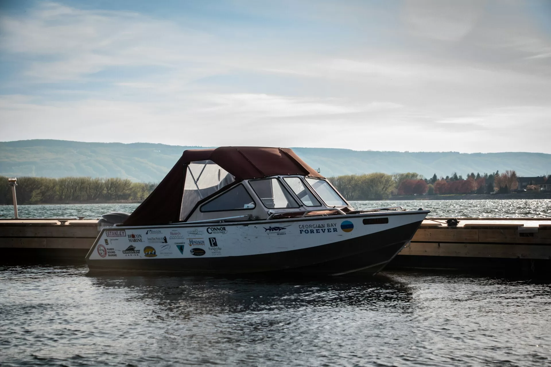 Een boot in de haven van Georgian Bay in Midland, Canada