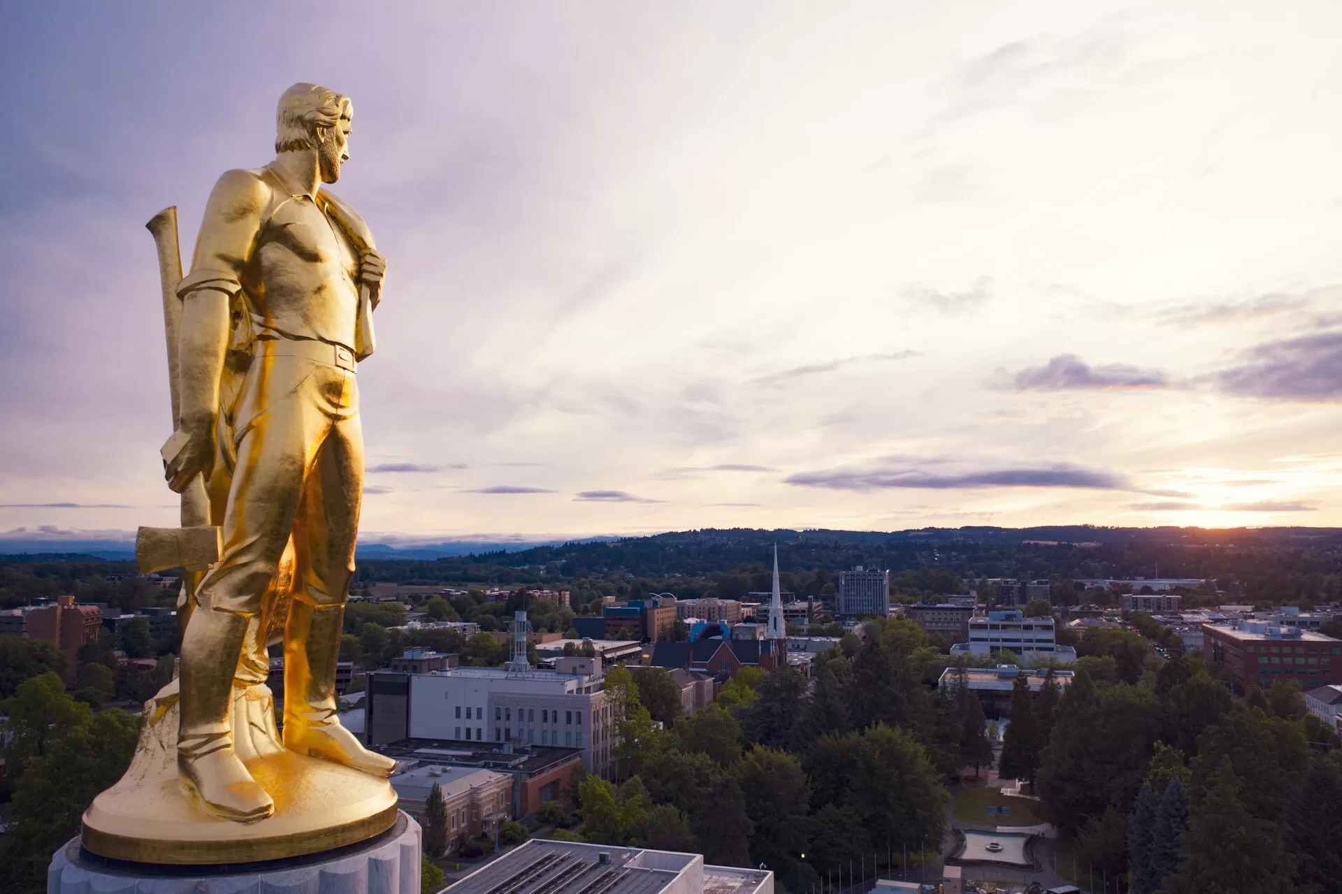 Een gouden standbeeld op een kerk in Salem, Oregon