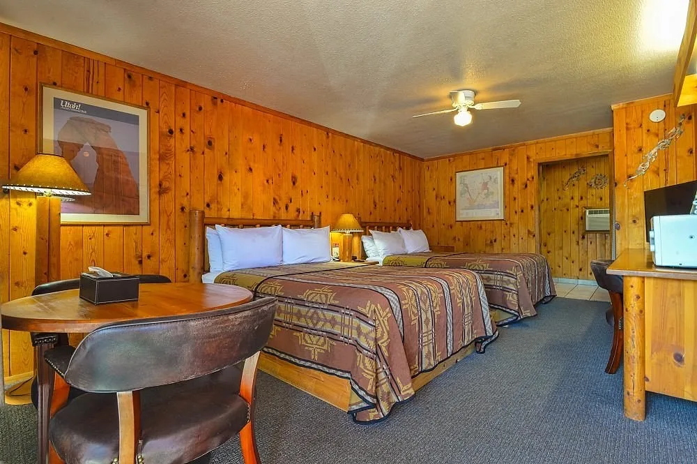 Een standaardkamer met 2 bedden in het Big Horn Lodge