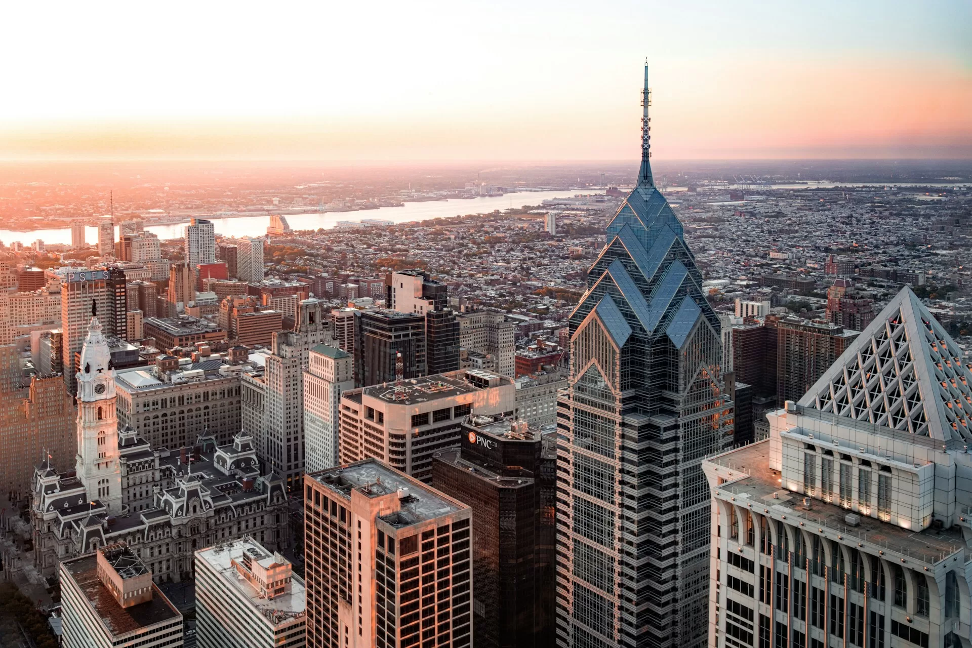 Uitzicht over de stad Philadelphia met op de voorgrond One Liberty Place, de eerste wolkenkrabber van Philadelphia