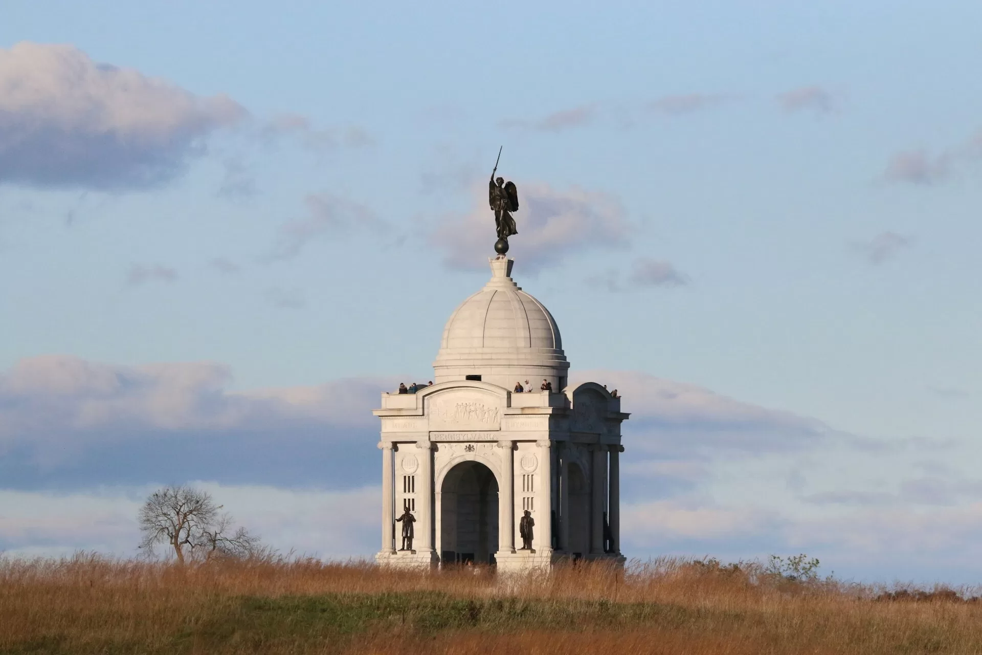 Een kapel met een standbeeld van een engel op de toren in Gettysburg