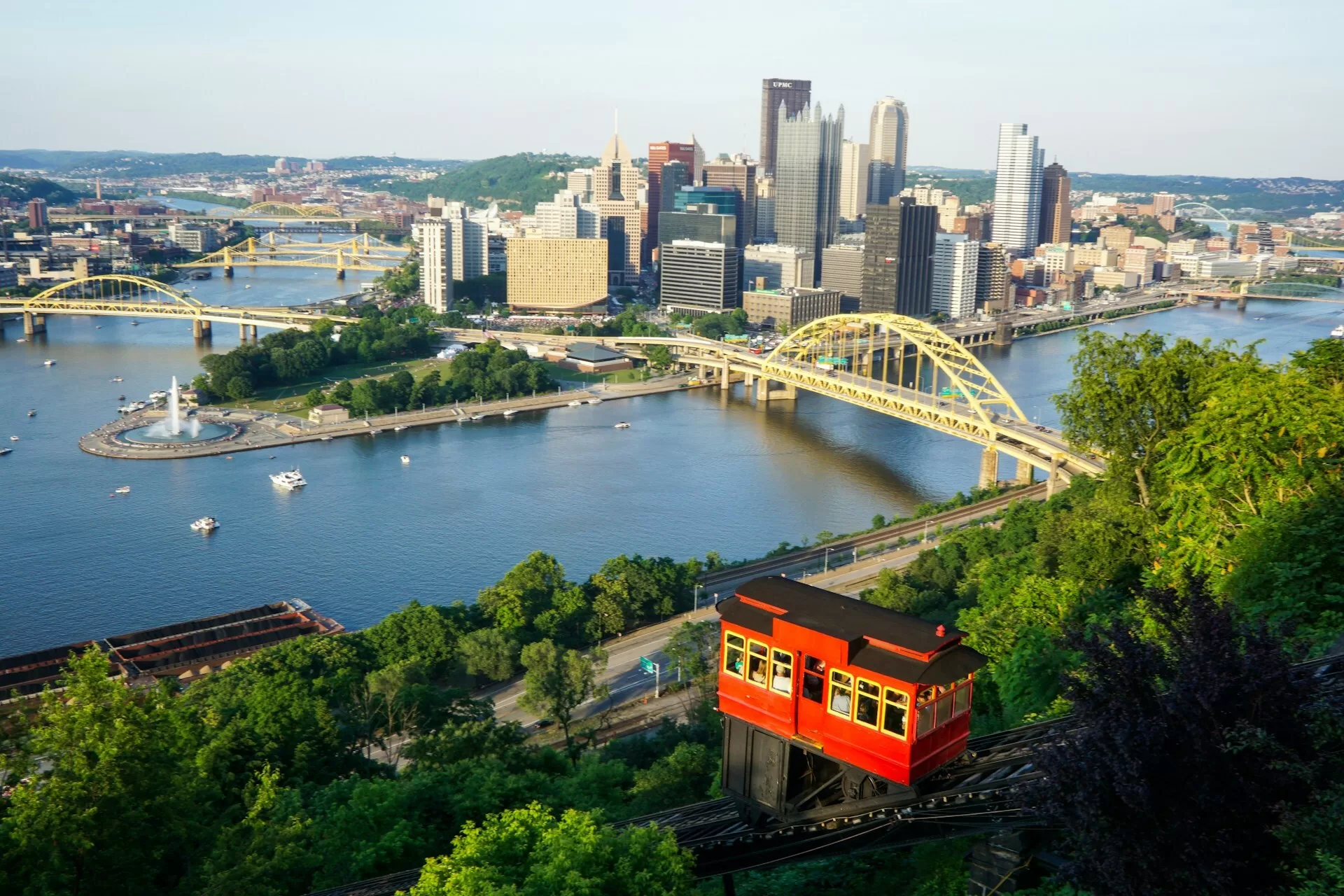 Uitzicht over Pittsburgh, Pennsylvania vanuit de kabelbaan
