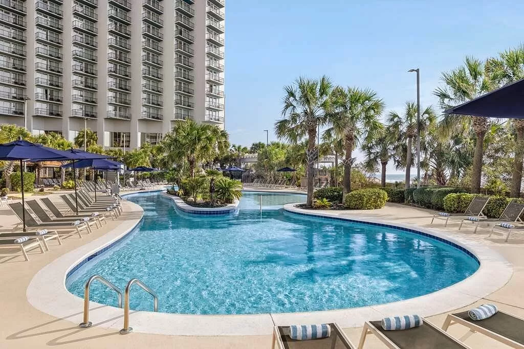 Buitenzwembad met ligbedjes bij het Hotel Hilton Myrtle Beach Resort