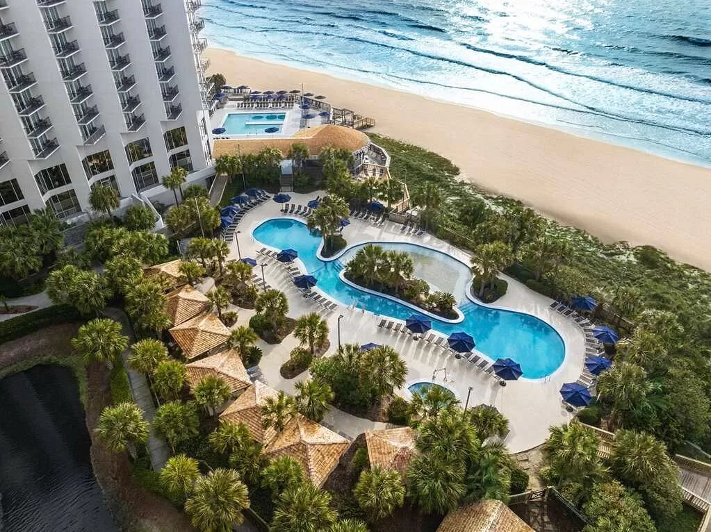 Luchtfoto van het buitenzwembad van het Hotel Hilton Myrtle Beach Resort aan het strand