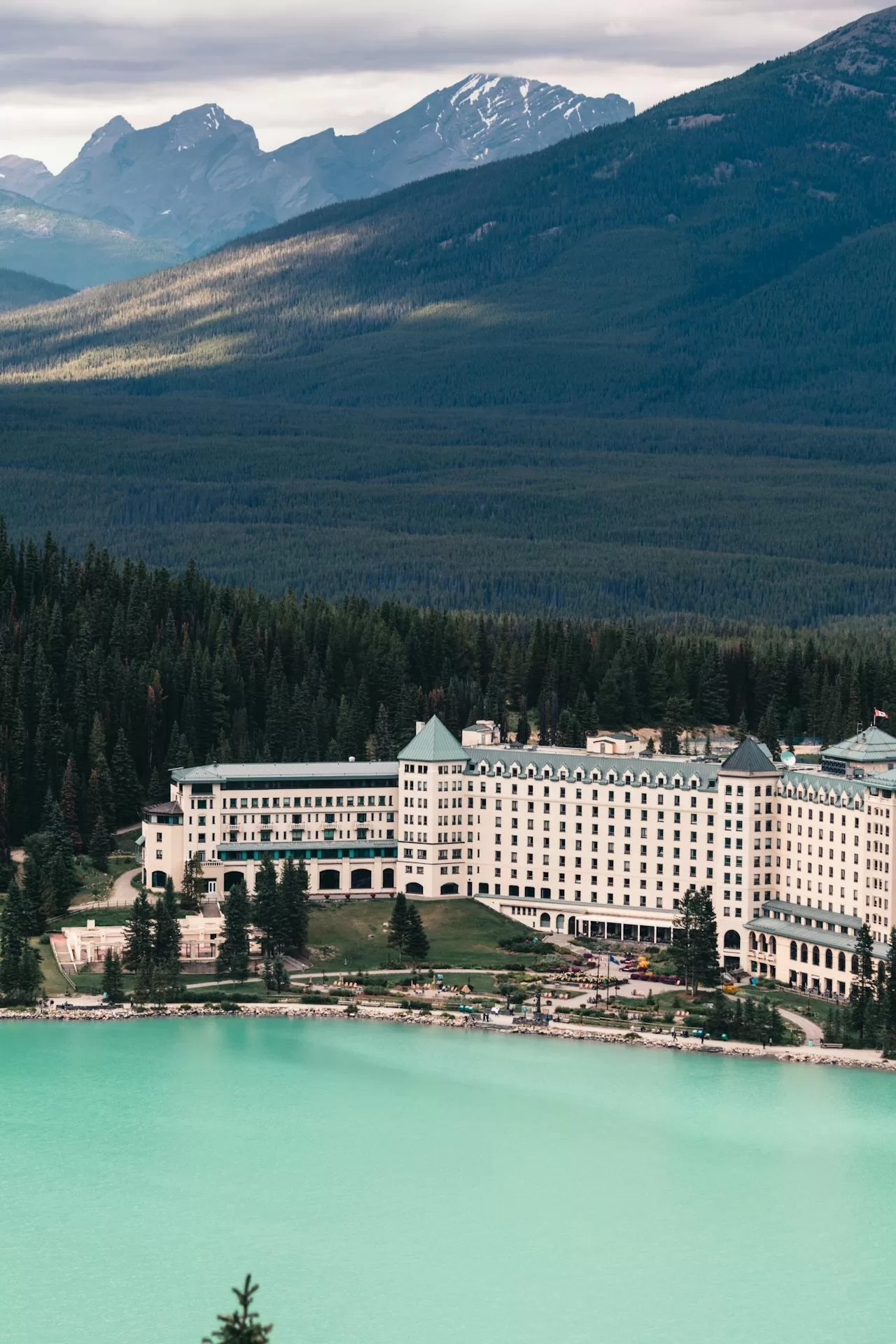 Uitzicht over het Fairmont Château met het heldere water van Lake Louise
