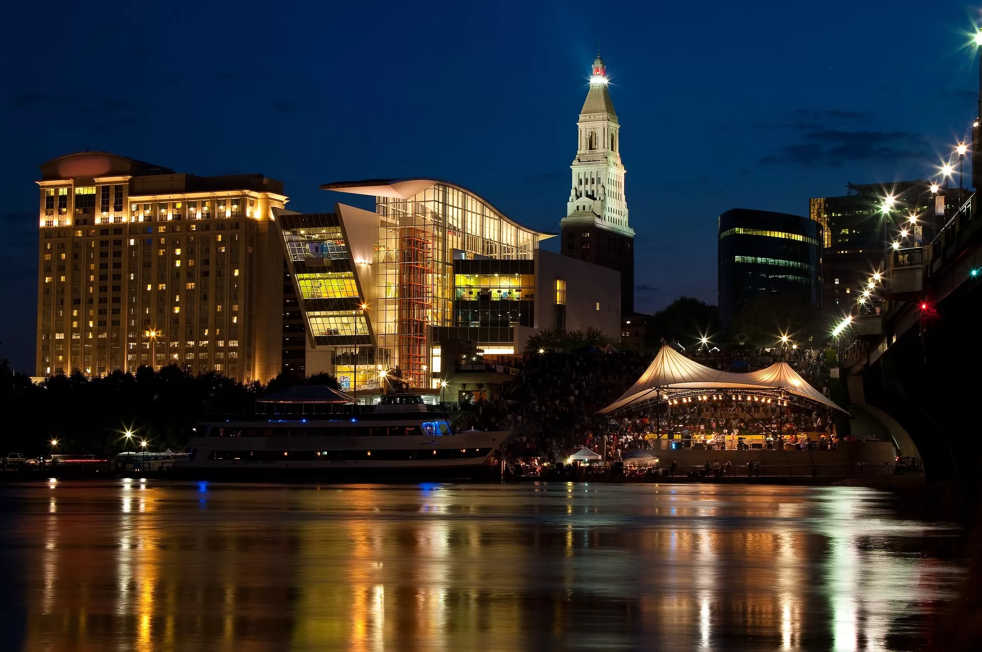 Uitzicht over de stad Hartford vanaf de overkant van het water