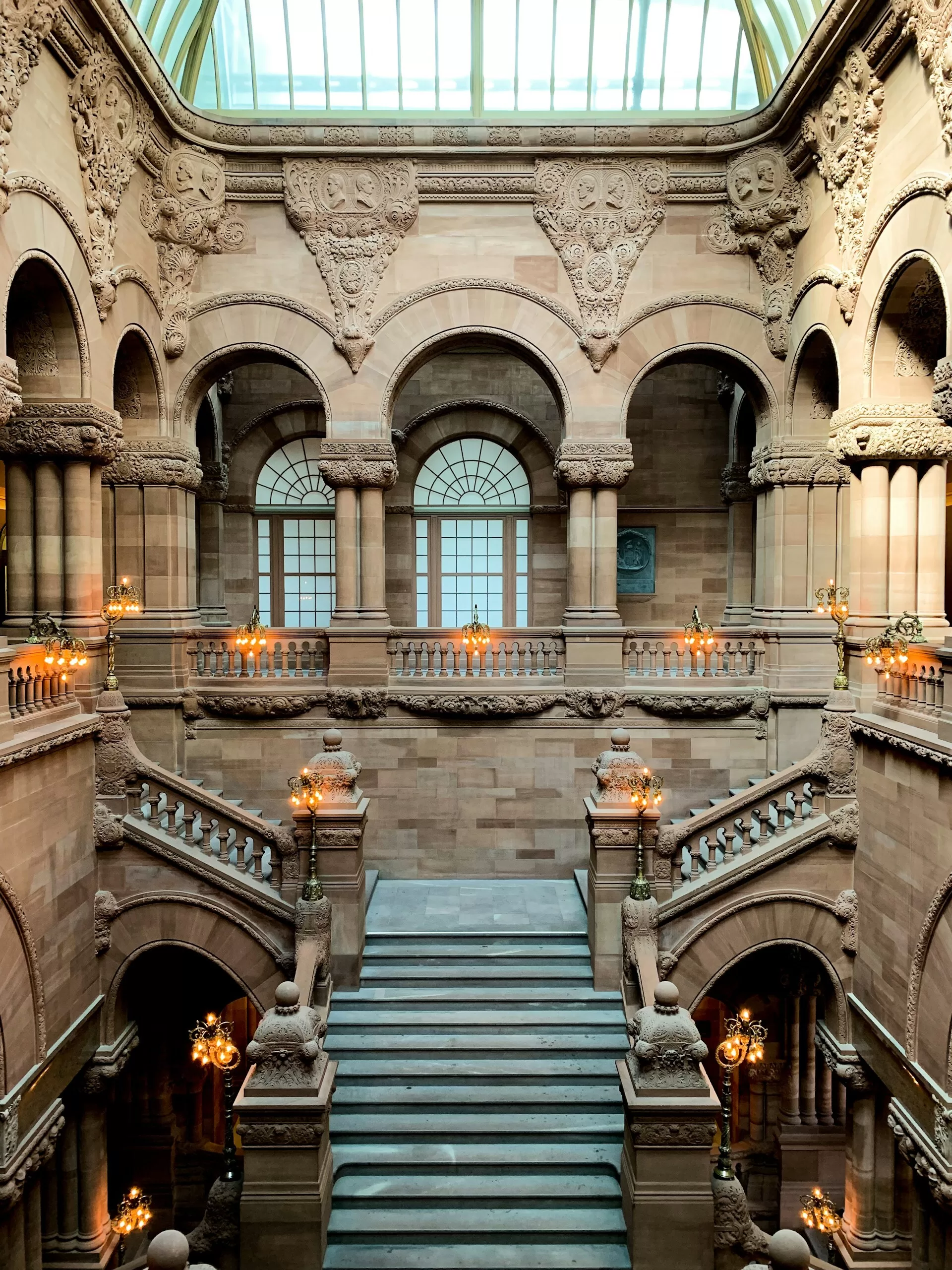 Trappen in een historisch gebouw in Albany