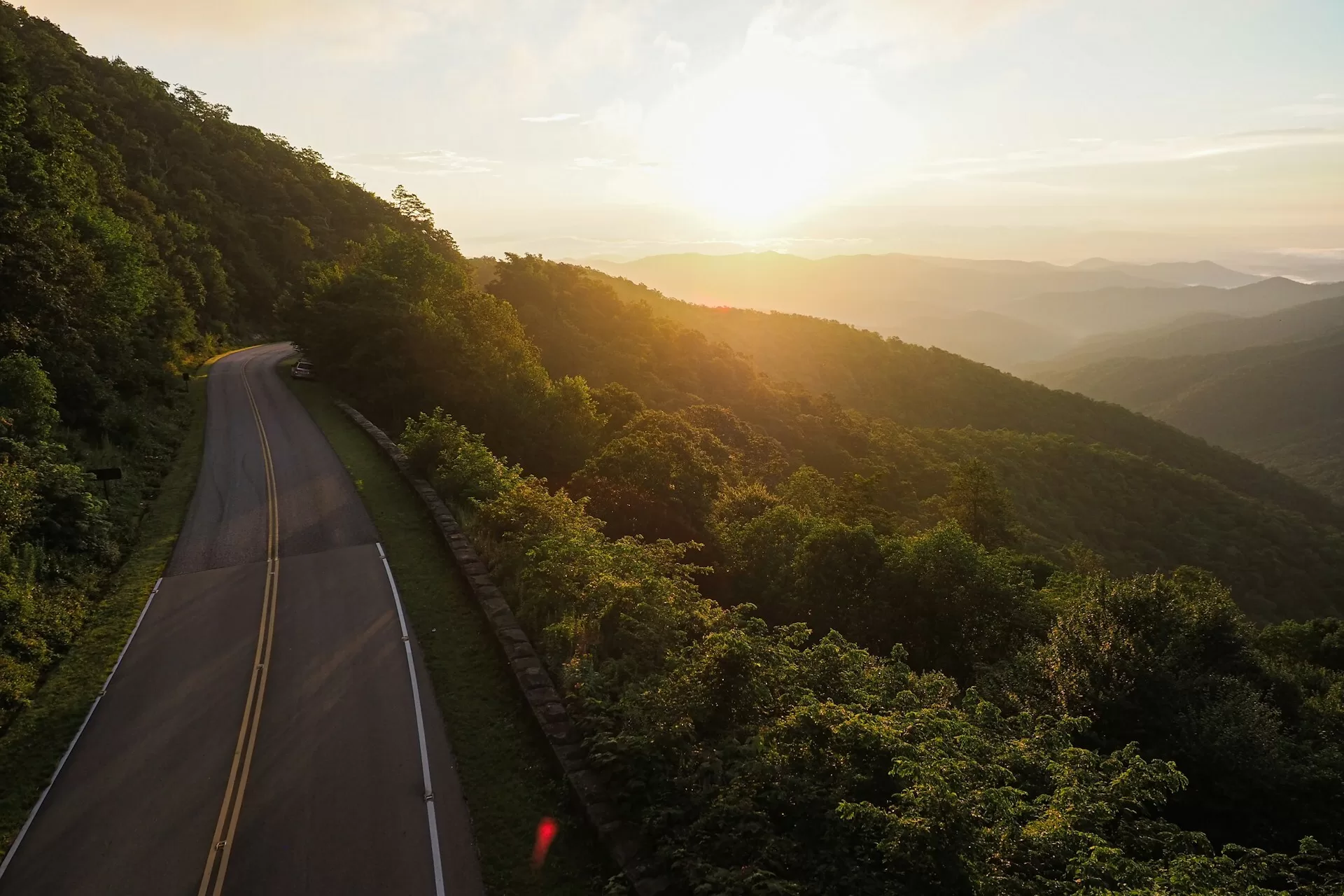 Een autoweg door de bossen van Asheville, North Carolina
