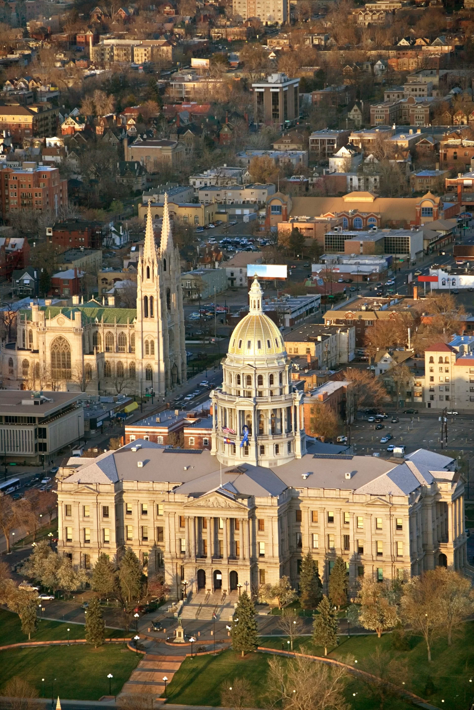 Het Colorado State Capitol in Denver met het kathedraal op de achtergrond