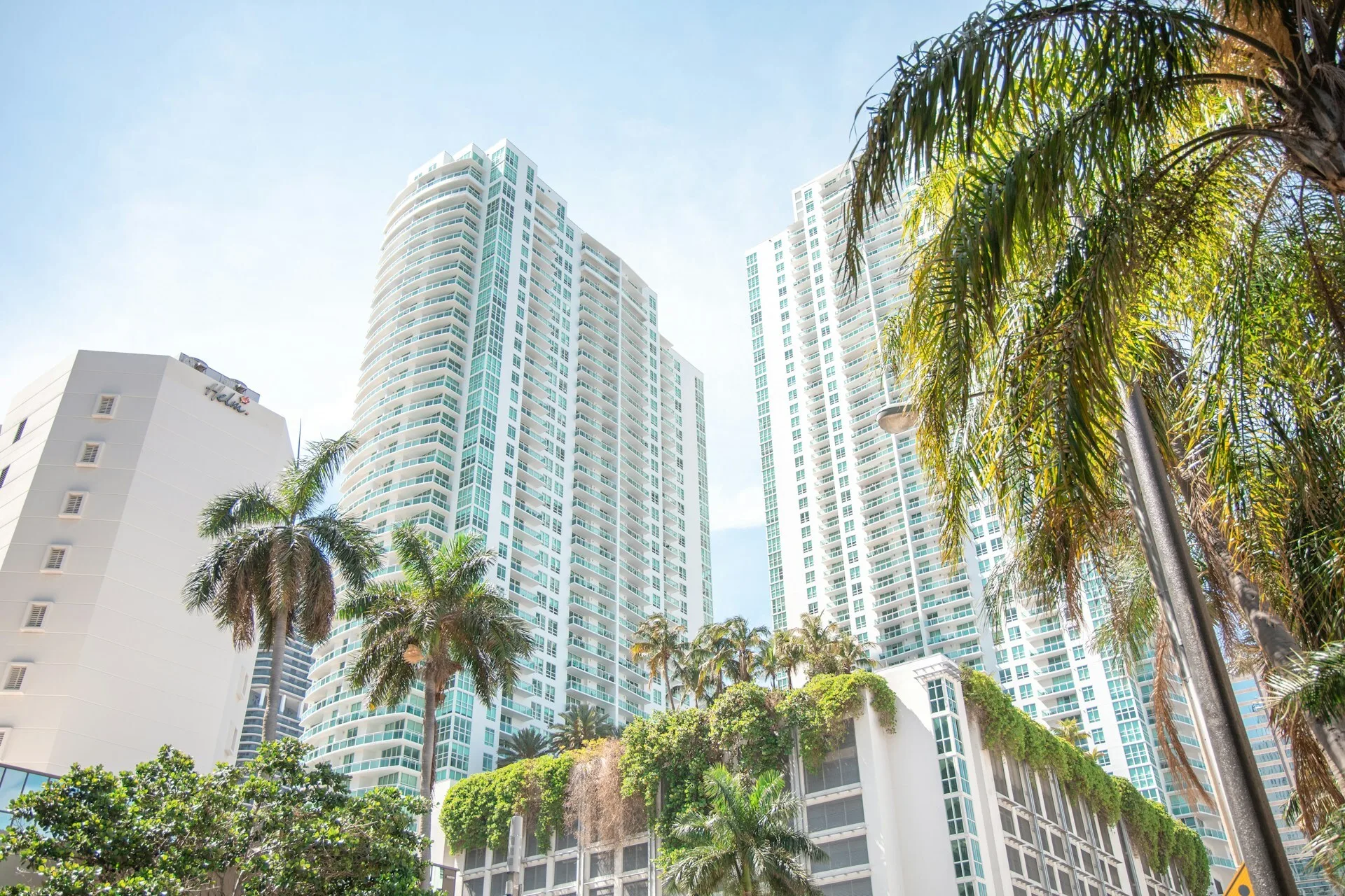 Hoge gebouwen en palmbomen in Miami.