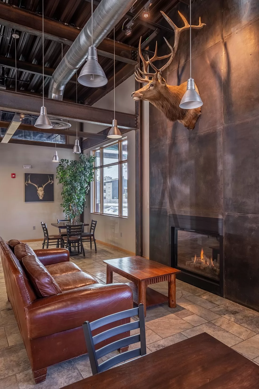 Zitruimte met openhaard in de lobby van het Hotel 49 Er Inn Suites Jackson