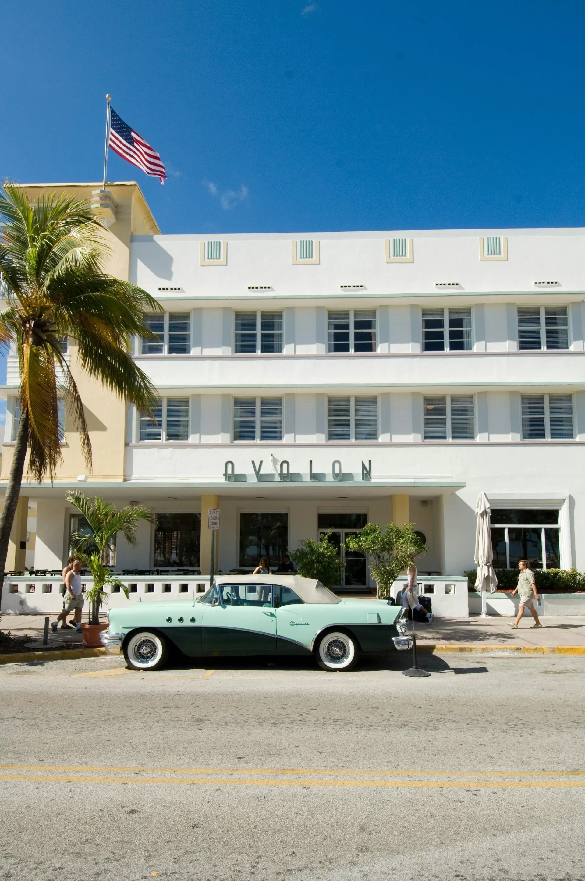 Klassieke auto voor het Avalon hotel in Miami.